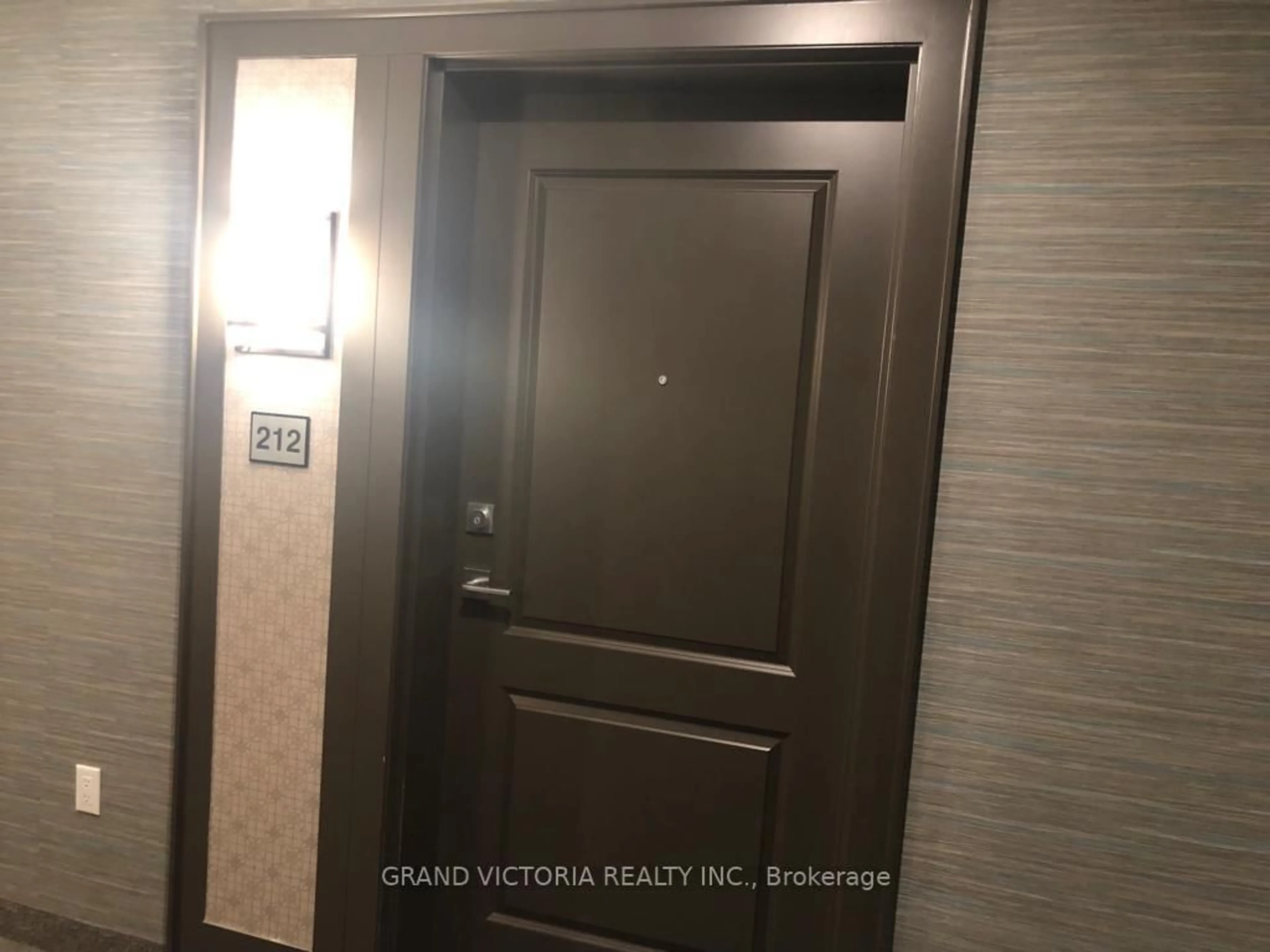 Indoor foyer for 460 Dundas St #212, Hamilton Ontario L8B 2A5