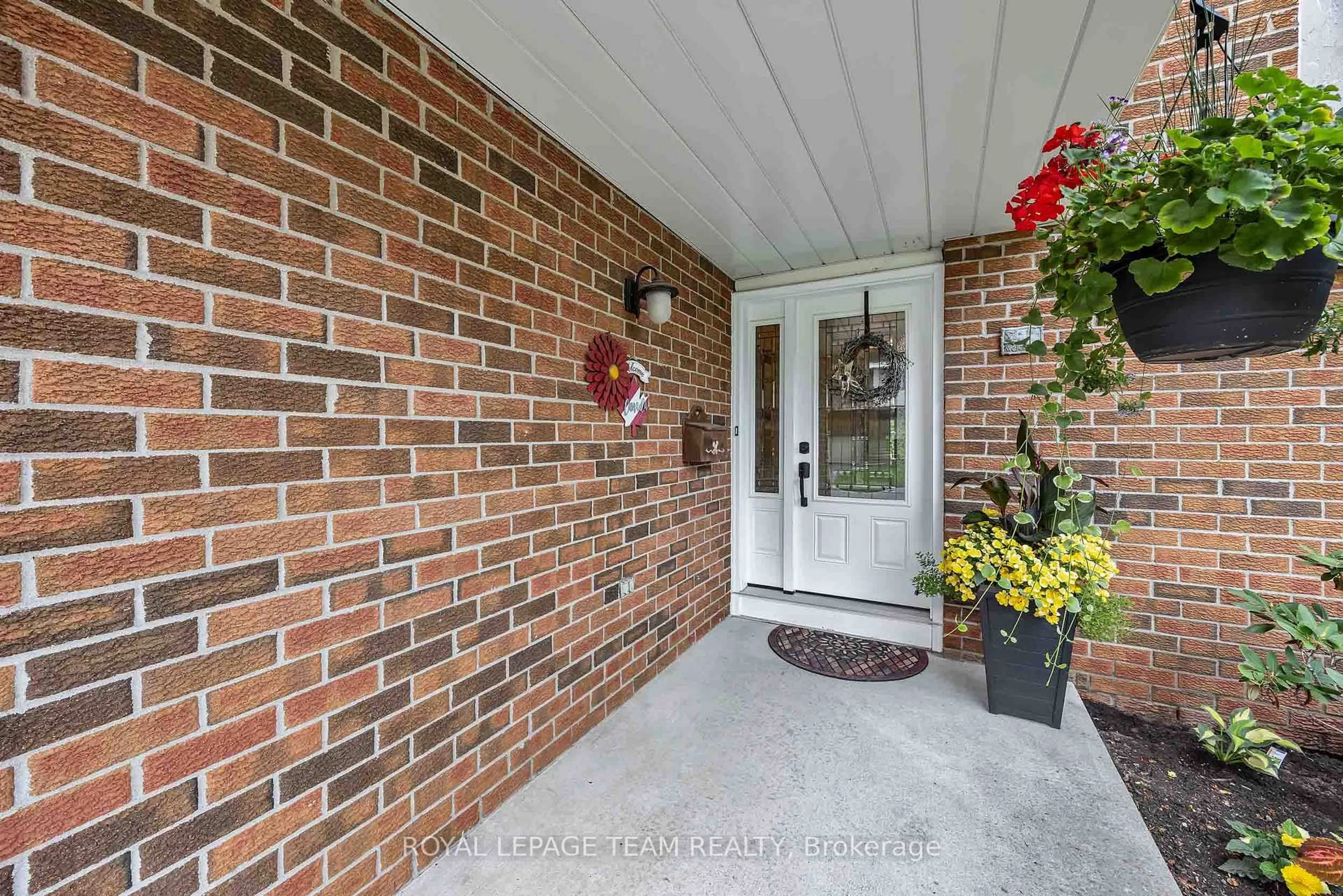 Indoor entryway for 25 Tamblyn Cres, Kanata Ontario K2L 3A5