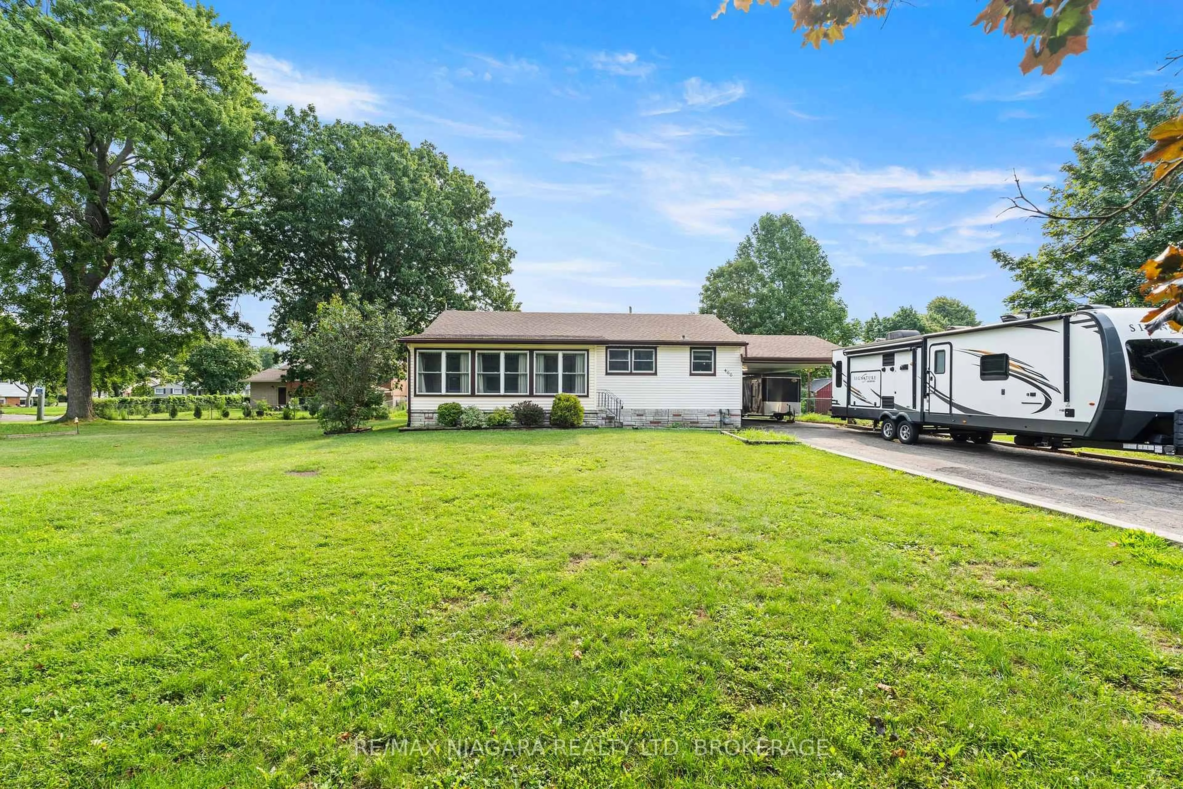 A pic from outside/outdoor area/front of a property/back of a property/a pic from drone, unknown for 466 Clare Ave, Welland Ontario L3C 3B3