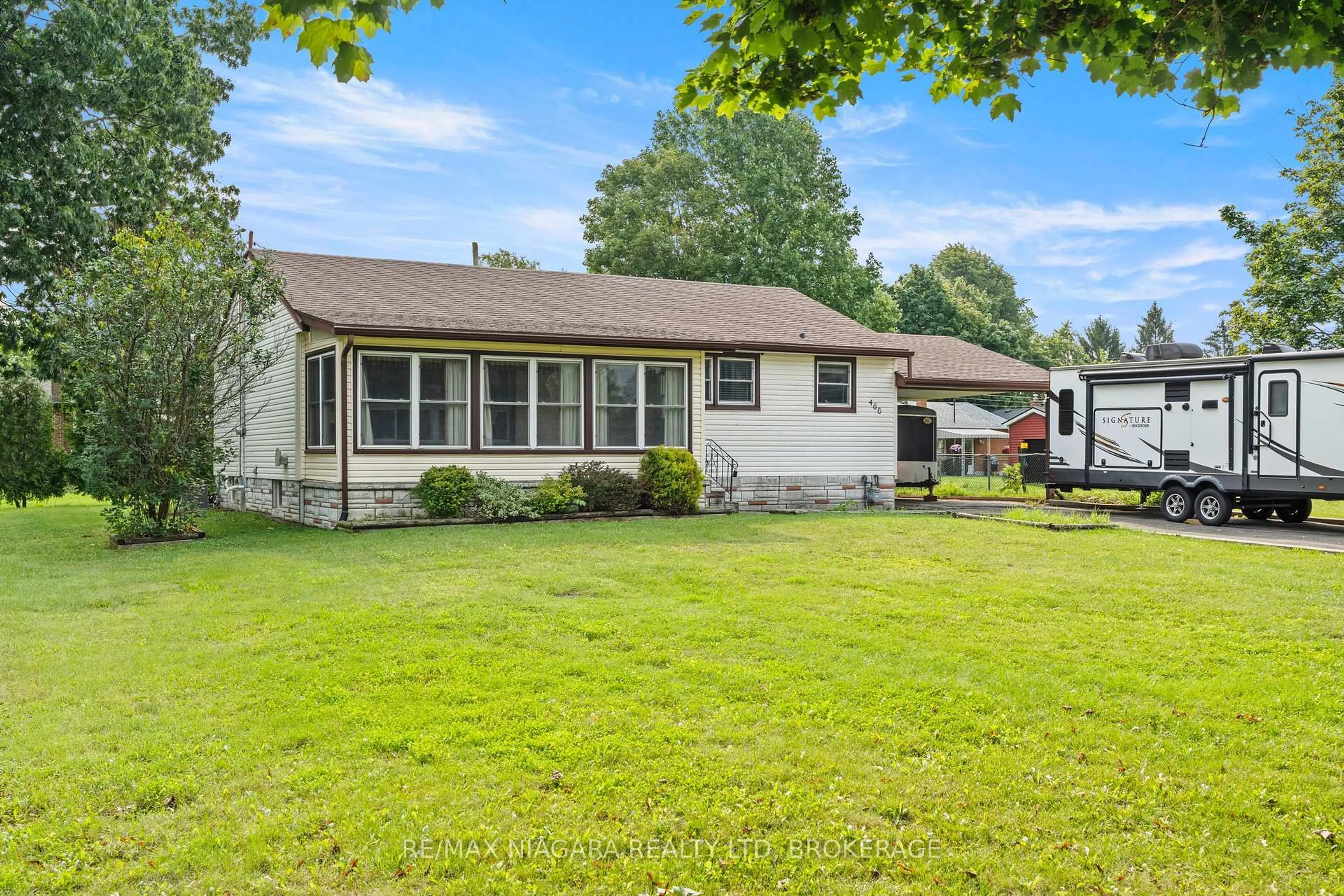 Home with vinyl exterior material, street for 466 Clare Ave, Welland Ontario L3C 3B3