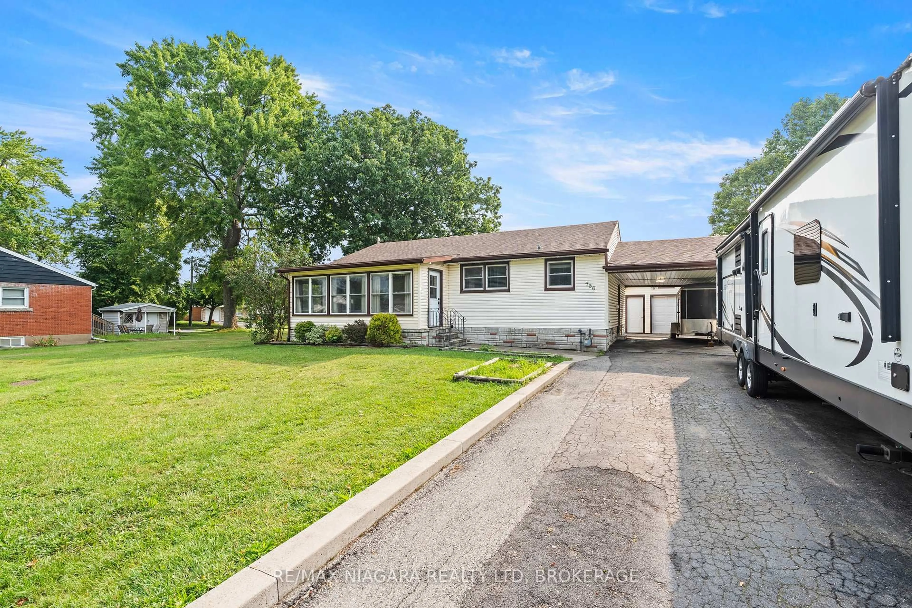 A pic from outside/outdoor area/front of a property/back of a property/a pic from drone, street for 466 Clare Ave, Welland Ontario L3C 3B3