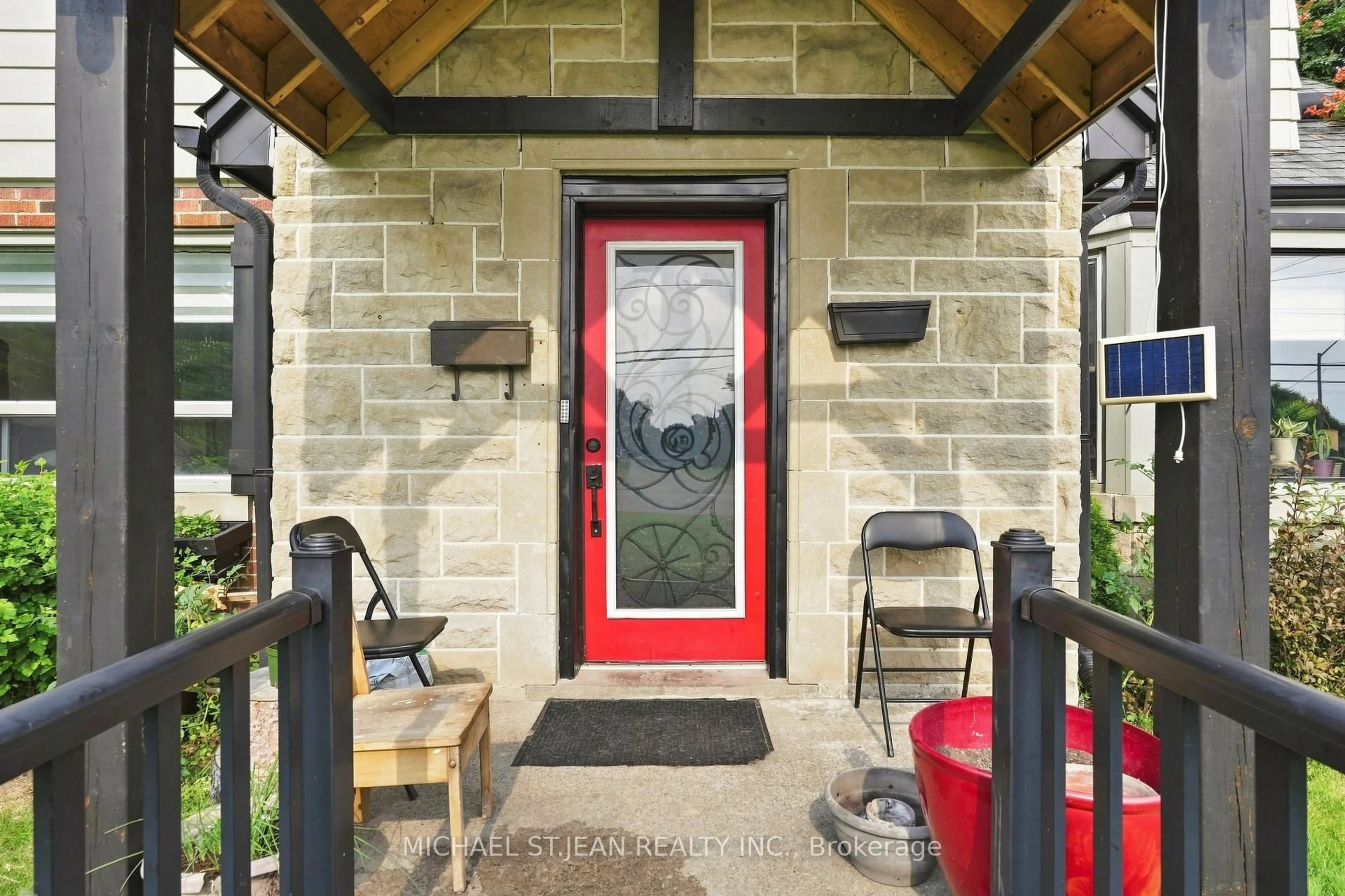 Indoor entryway for 35 Centennial Pkwy, Hamilton Ontario L8G 2C1