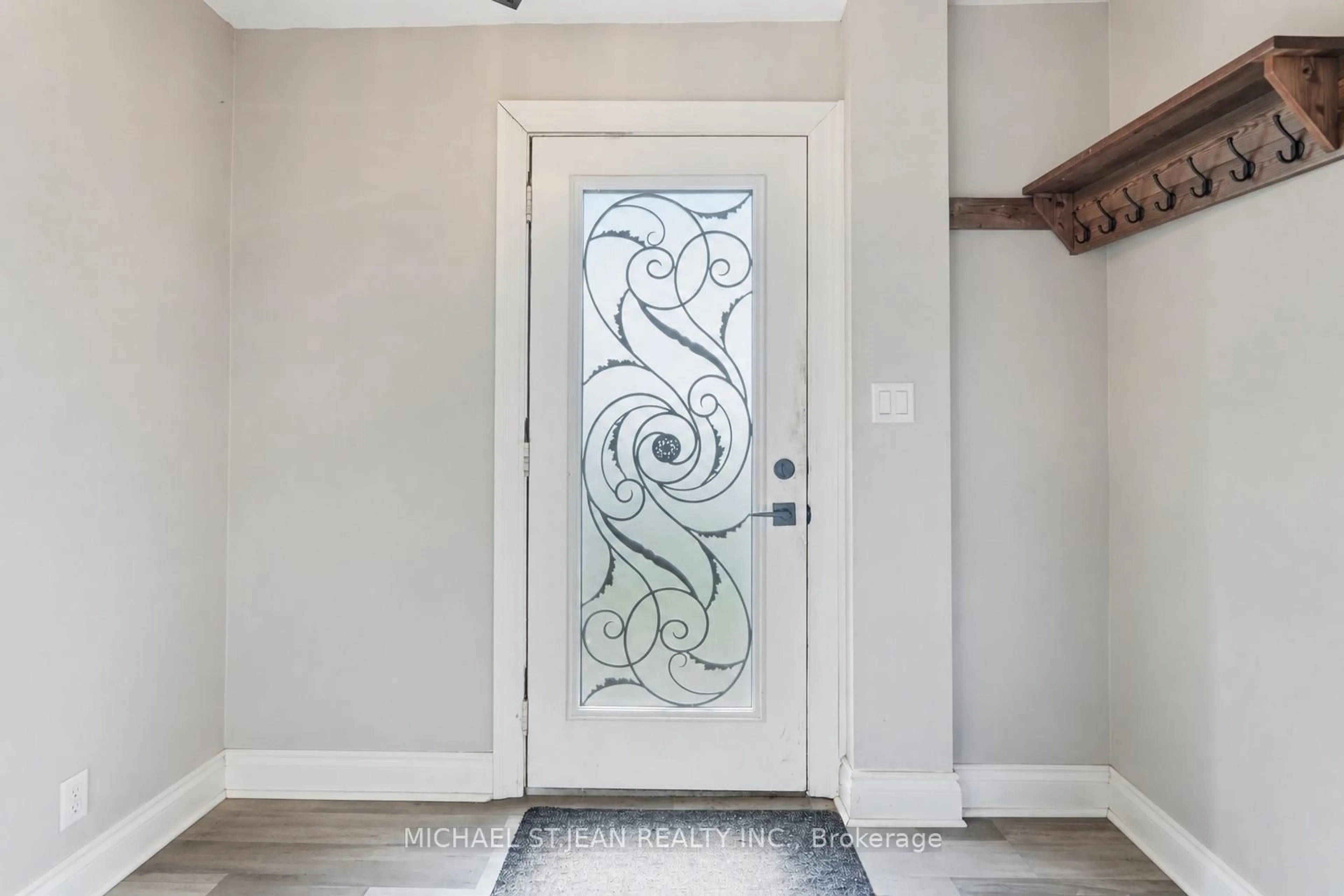 Indoor entryway for 35 Centennial Pkwy, Hamilton Ontario L8G 2C1