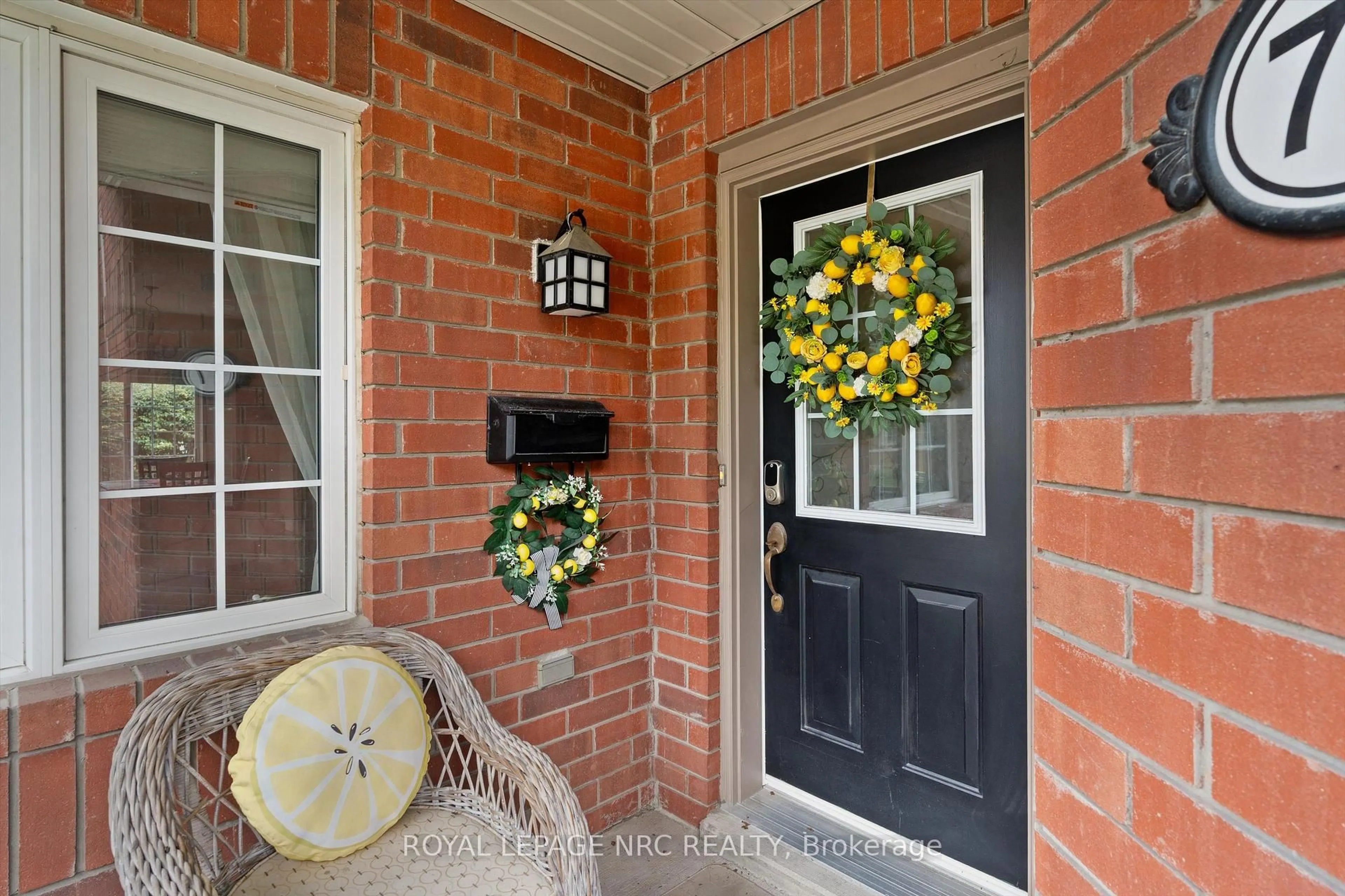 Indoor entryway for 100 Beddoe Dr #77, Hamilton Ontario L8P 4Z2