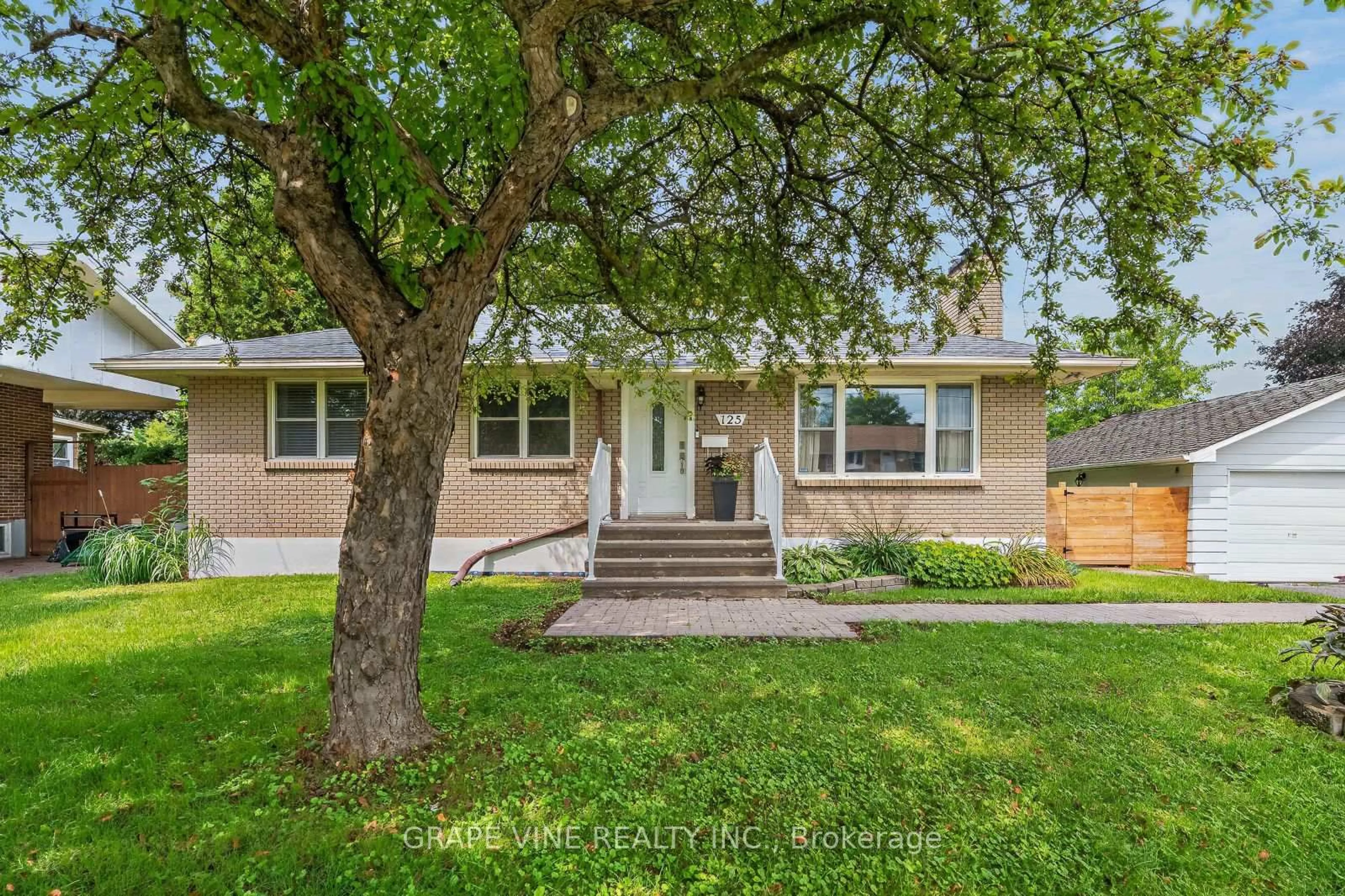 Home with vinyl exterior material, street for 125 Norice St, Ottawa Ontario K2G 2Y2