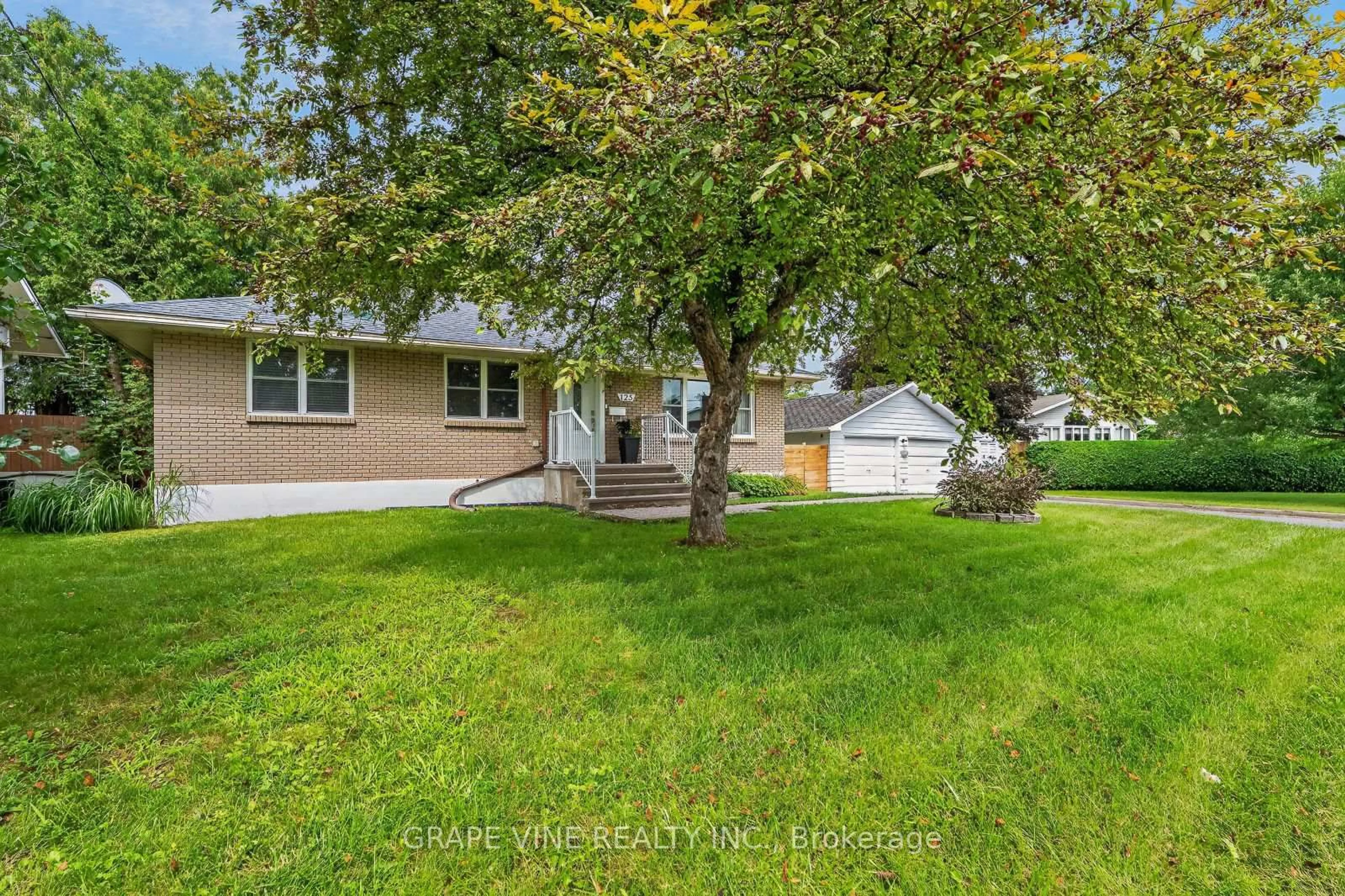 Home with vinyl exterior material, street for 125 Norice St, Ottawa Ontario K2G 2Y2