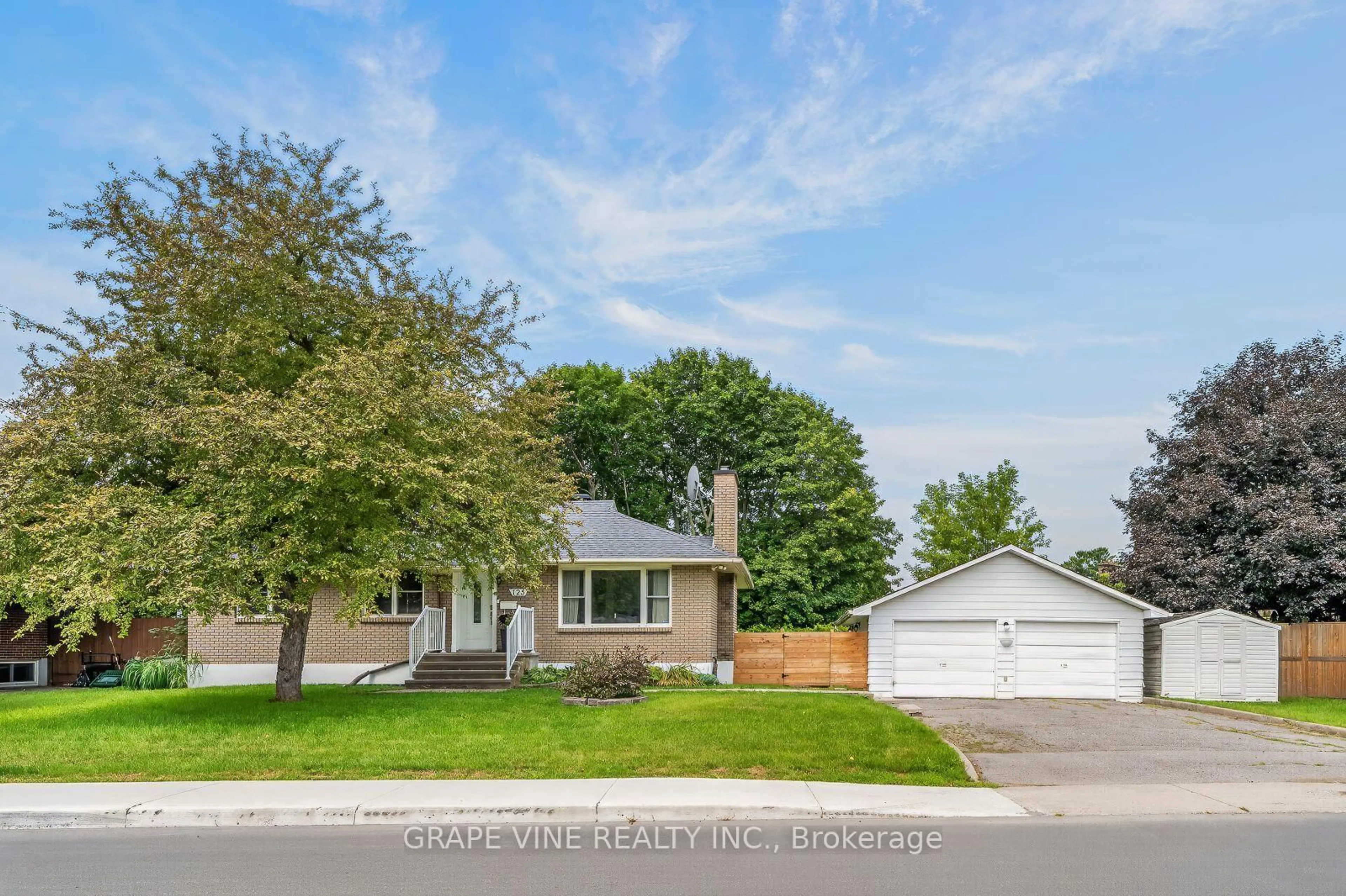 Home with vinyl exterior material, street for 125 Norice St, Ottawa Ontario K2G 2Y2
