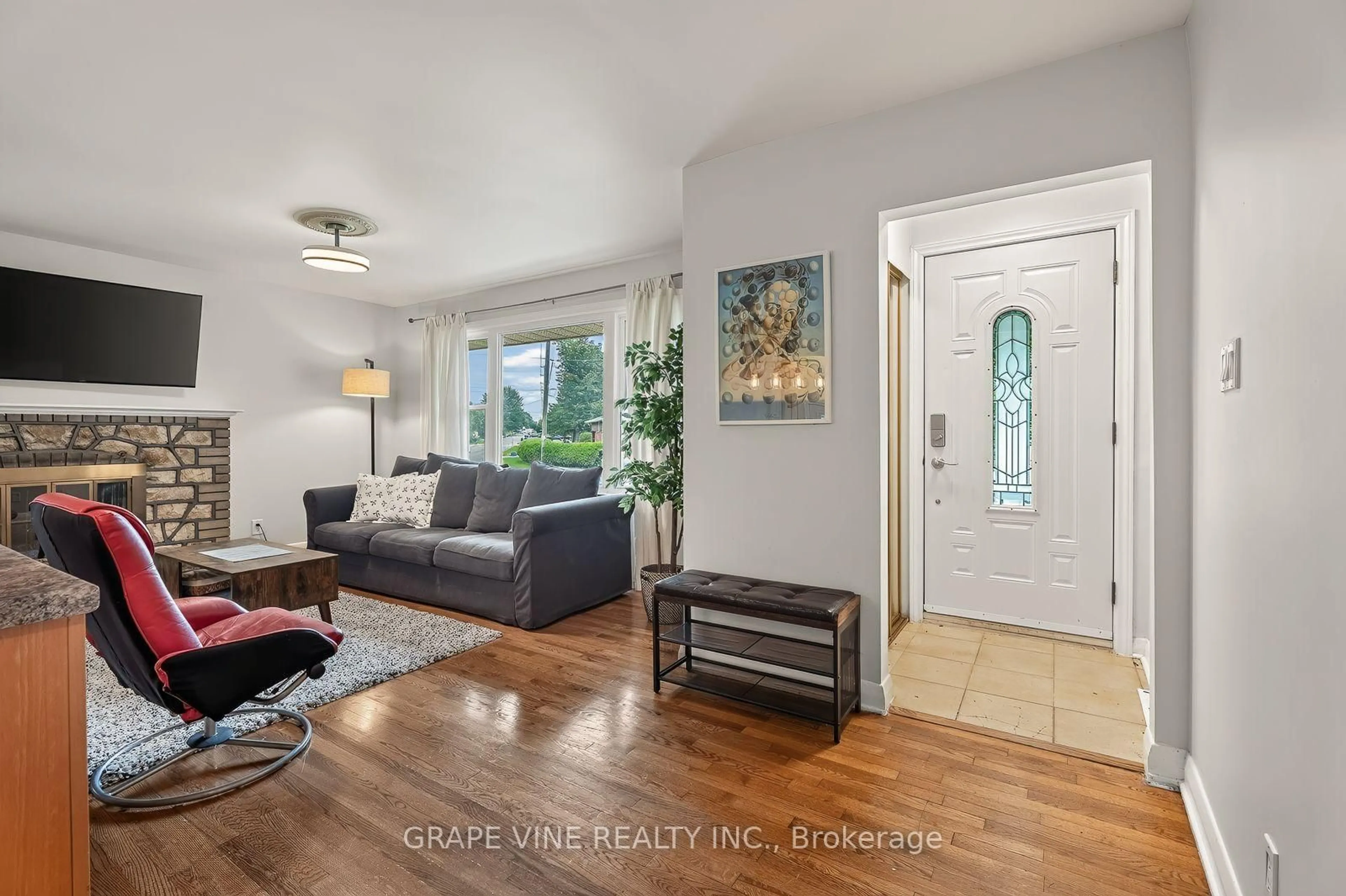 Indoor entryway for 125 Norice St, Ottawa Ontario K2G 2Y2