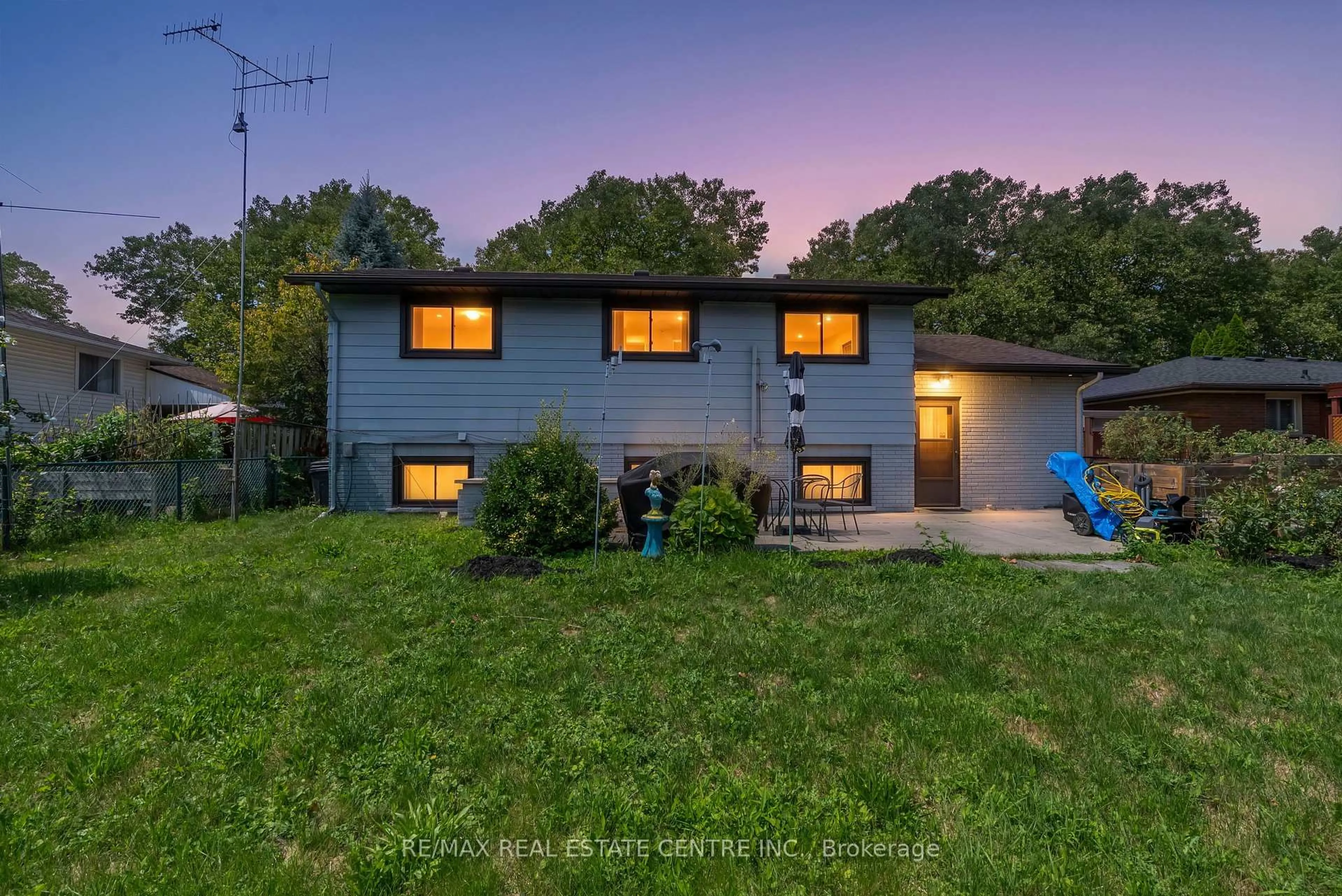 A pic from outside/outdoor area/front of a property/back of a property/a pic from drone, unknown for 4448 Mitchell Ave, Niagara Falls Ontario L2E 6R7