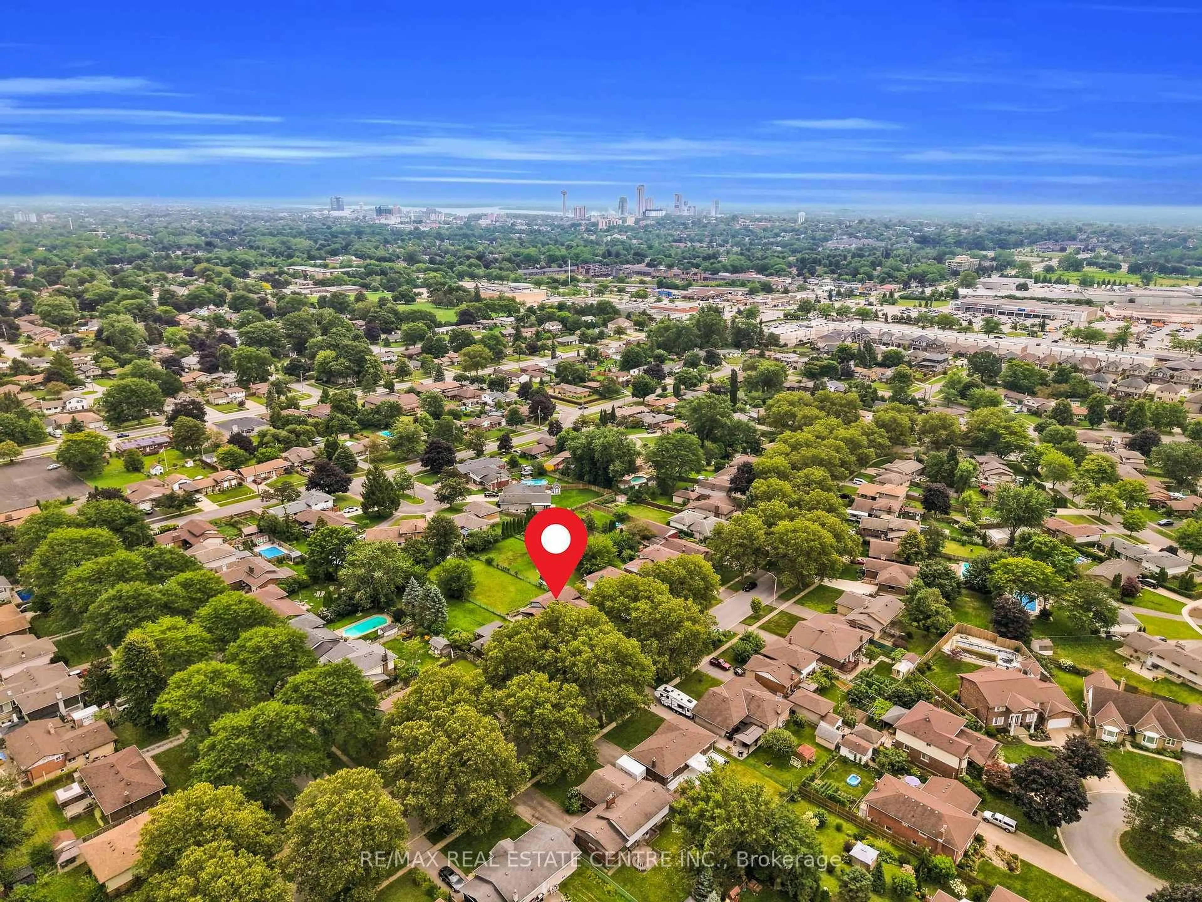 A pic from outside/outdoor area/front of a property/back of a property/a pic from drone, unknown for 4448 Mitchell Ave, Niagara Falls Ontario L2E 6R7