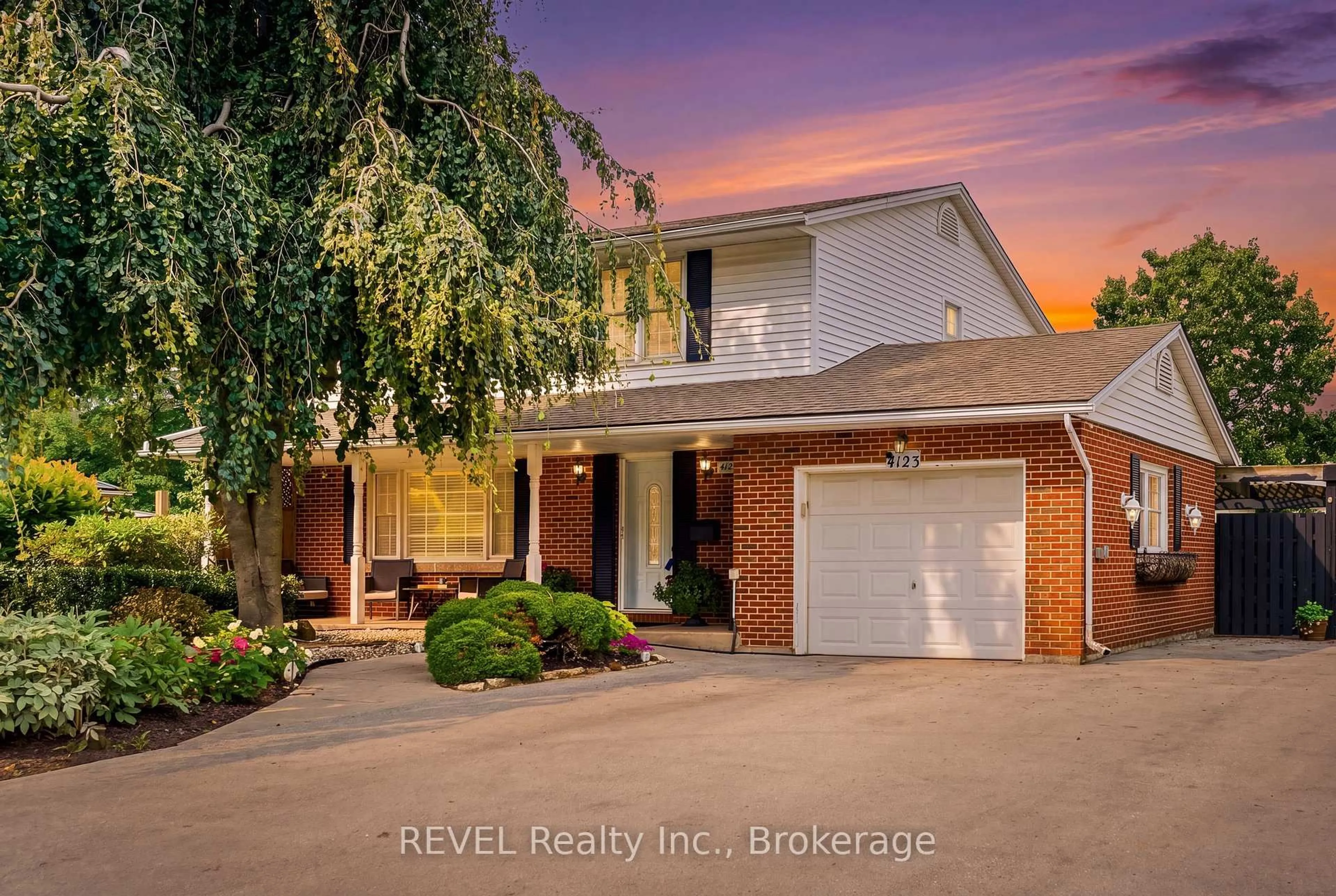 Home with brick exterior material, street for 4123 Dorchester Rd, Niagara Falls Ontario L2E 6N1