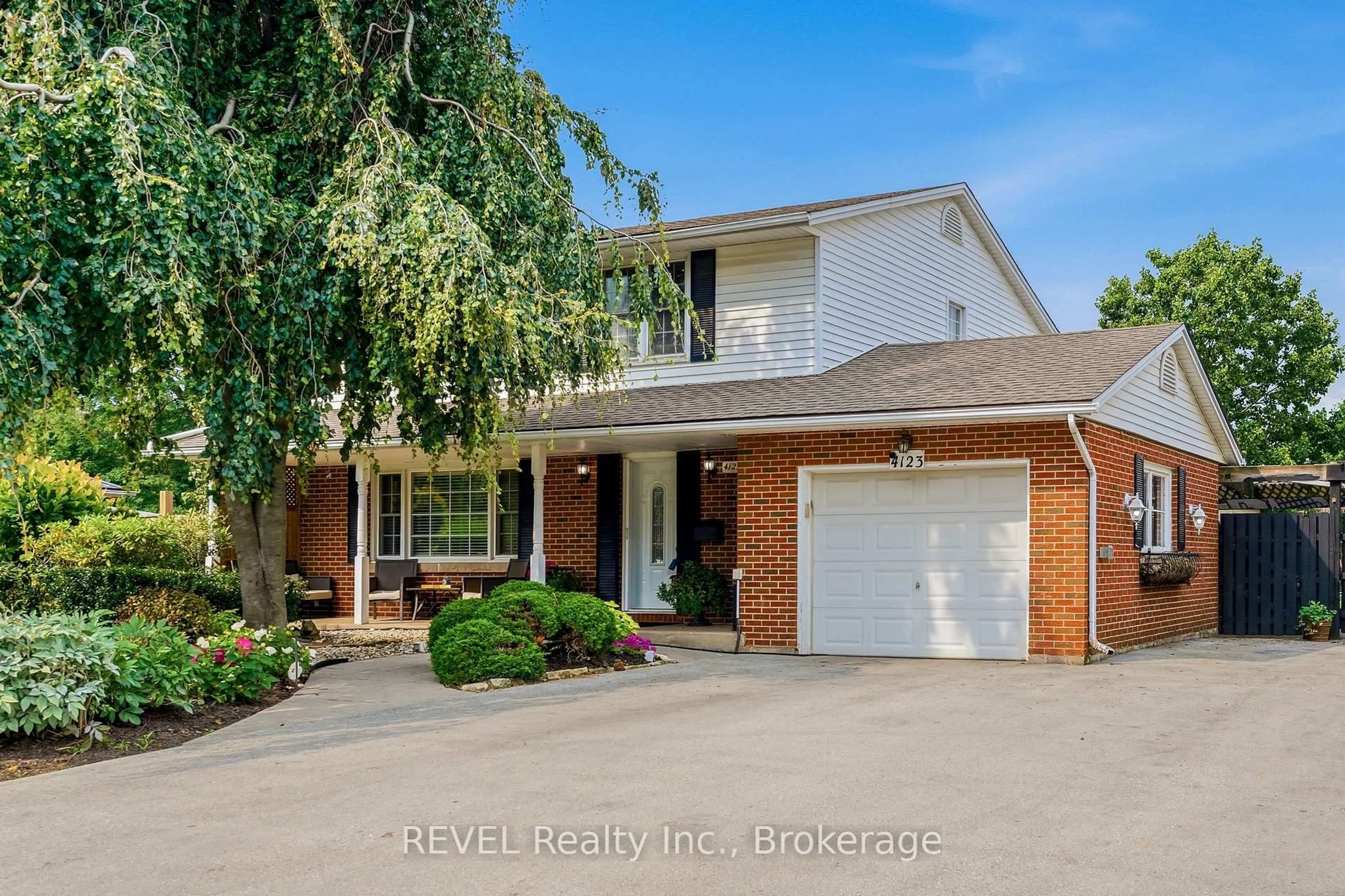 Home with brick exterior material, street for 4123 Dorchester Rd, Niagara Falls Ontario L2E 6N1