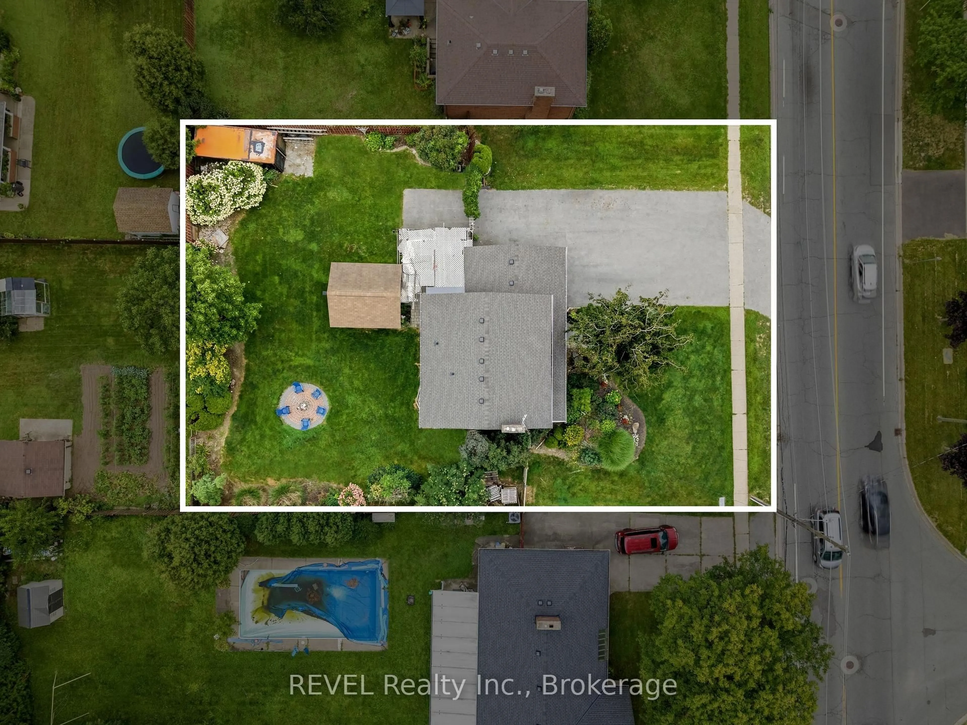 A pic from outside/outdoor area/front of a property/back of a property/a pic from drone, unknown for 4123 Dorchester Rd, Niagara Falls Ontario L2E 6N1