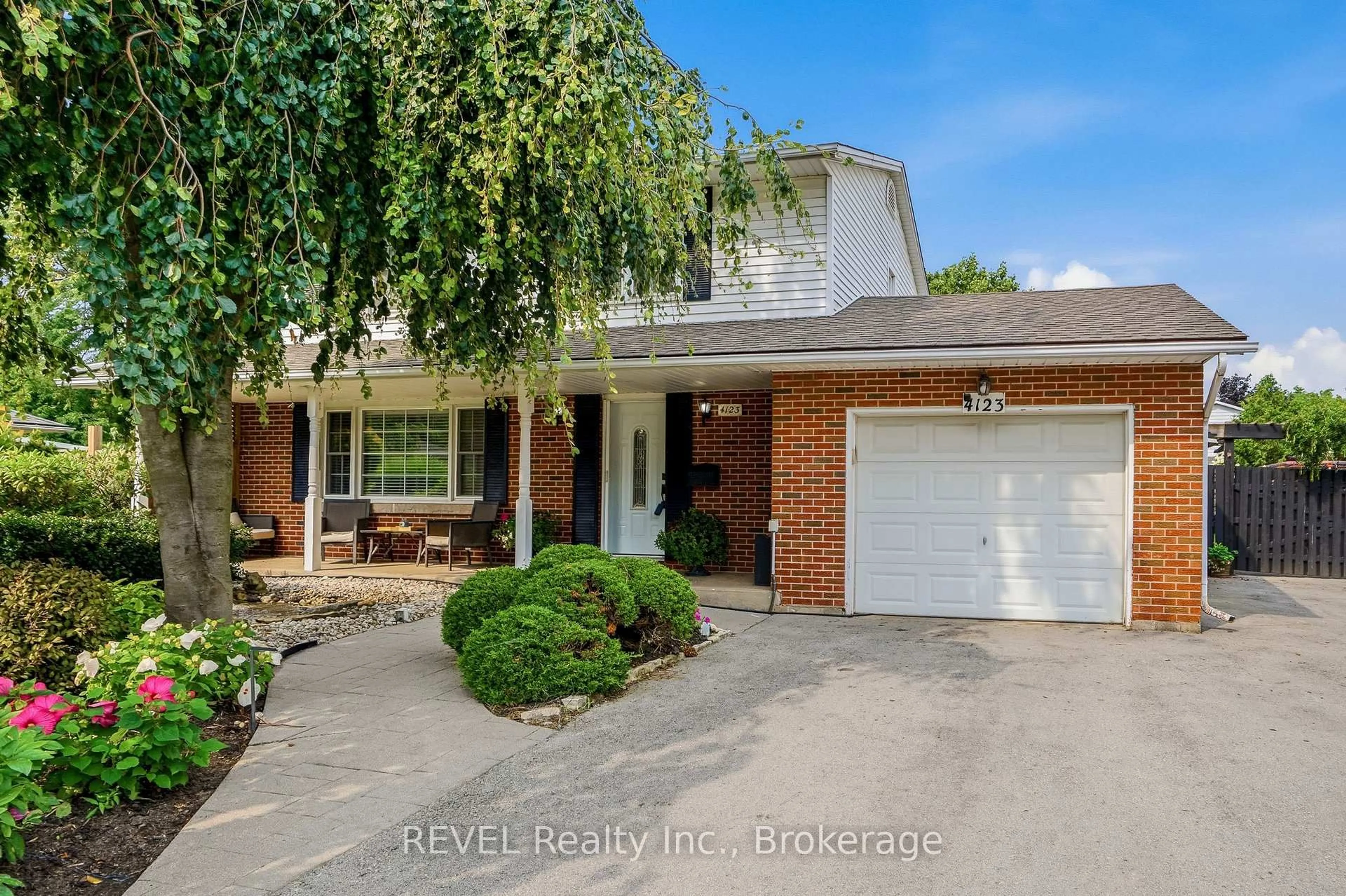 Home with brick exterior material, street for 4123 Dorchester Rd, Niagara Falls Ontario L2E 6N1