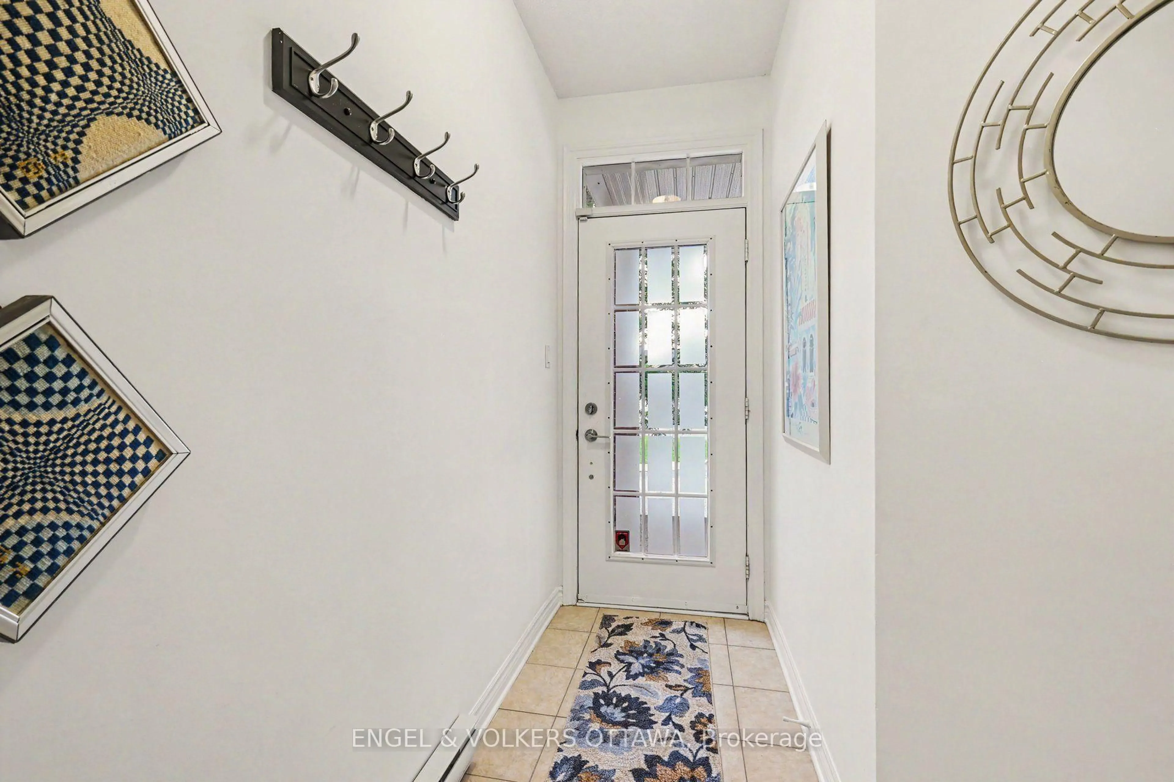 Indoor entryway for 53 Hawkstone Gate, Ottawa Ontario K2K 0A3