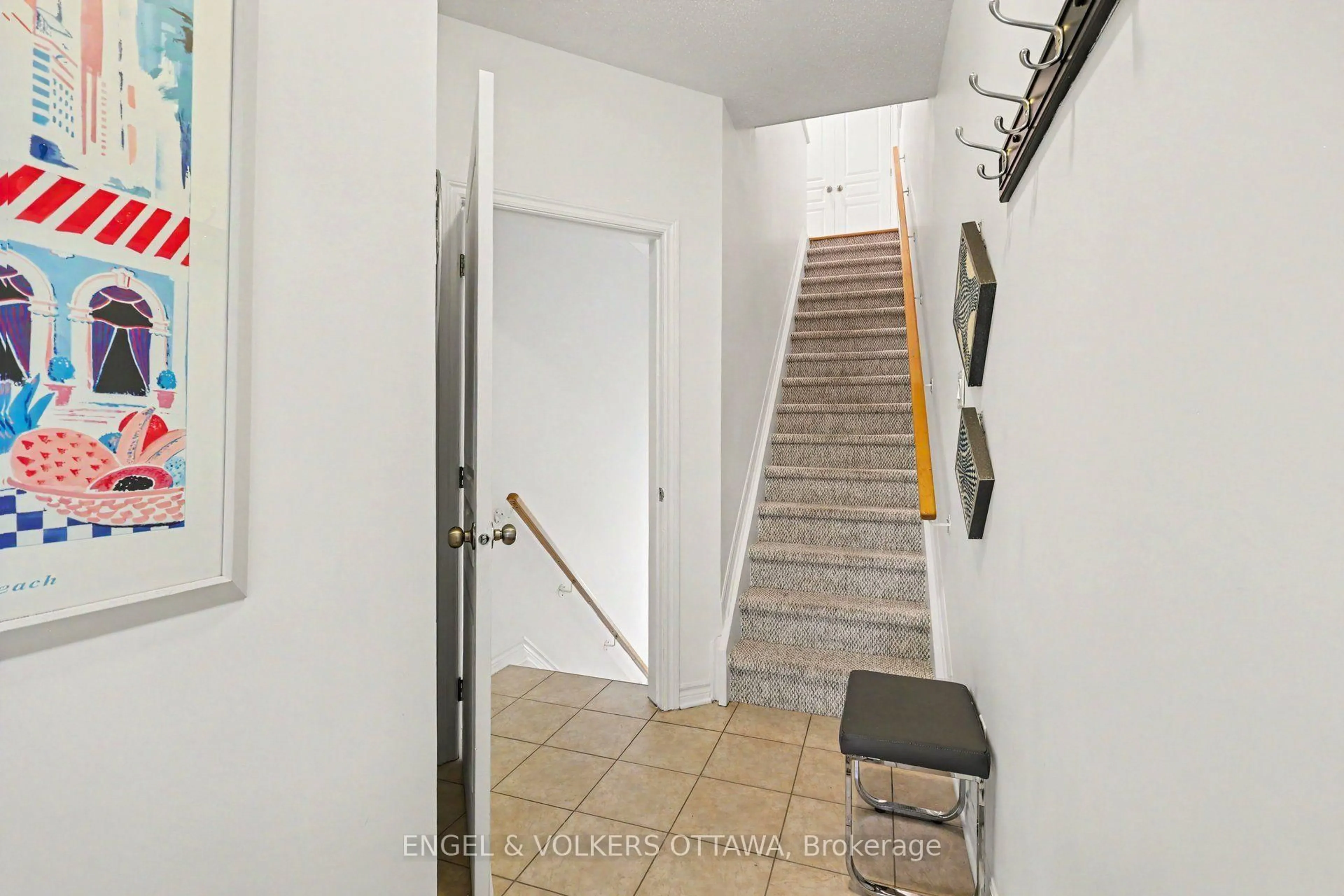 Indoor entryway for 53 Hawkstone Gate, Ottawa Ontario K2K 0A3