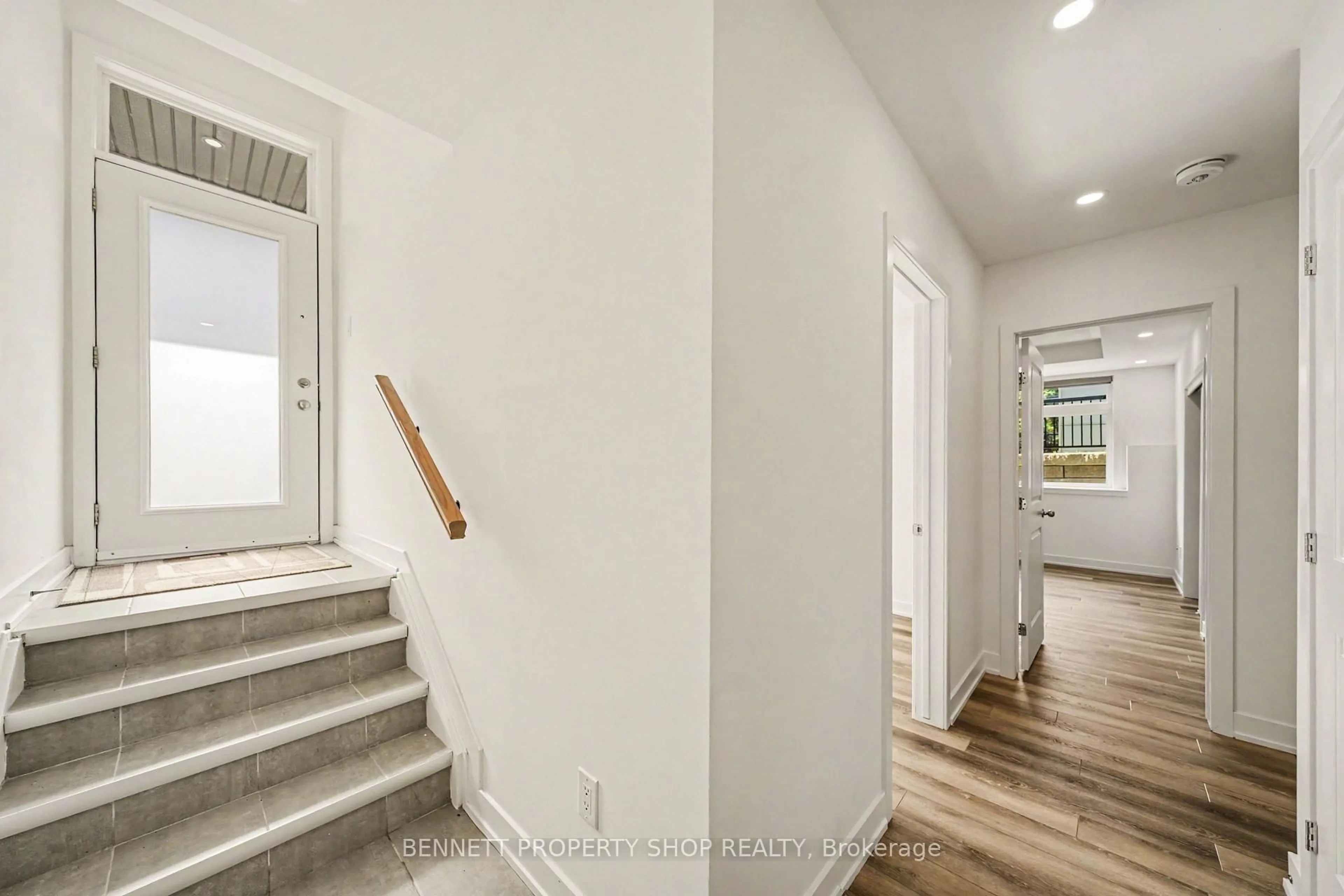 Indoor entryway for 410 Rolling Meadow Cres #K, Ottawa Ontario K1W 0S1