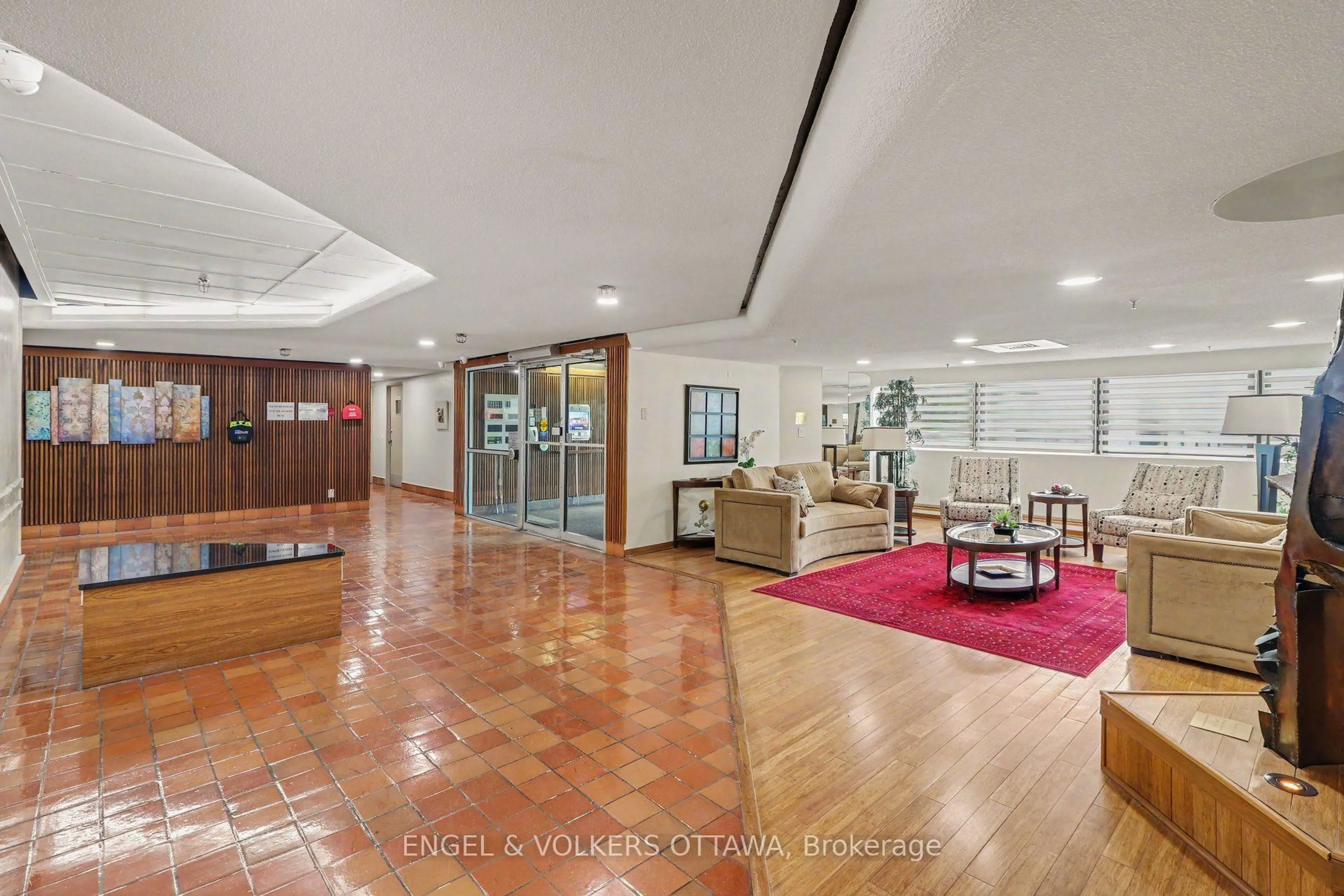 Indoor foyer for 415 Greenview Ave #1702, Ottawa Ontario K2B 8G5