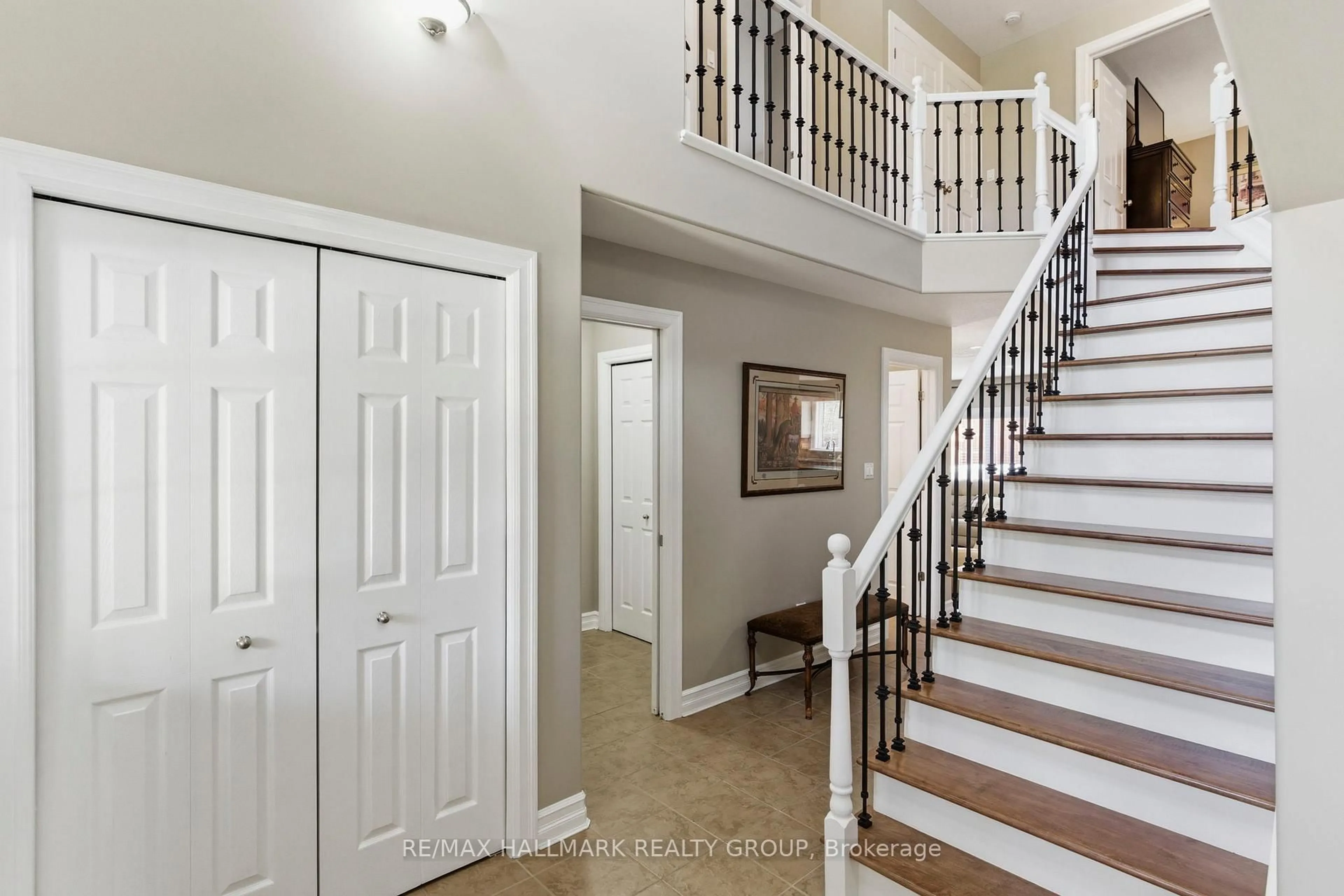 Indoor entryway for 1021 Kingswood St, Brockville Ontario K6V 7G1