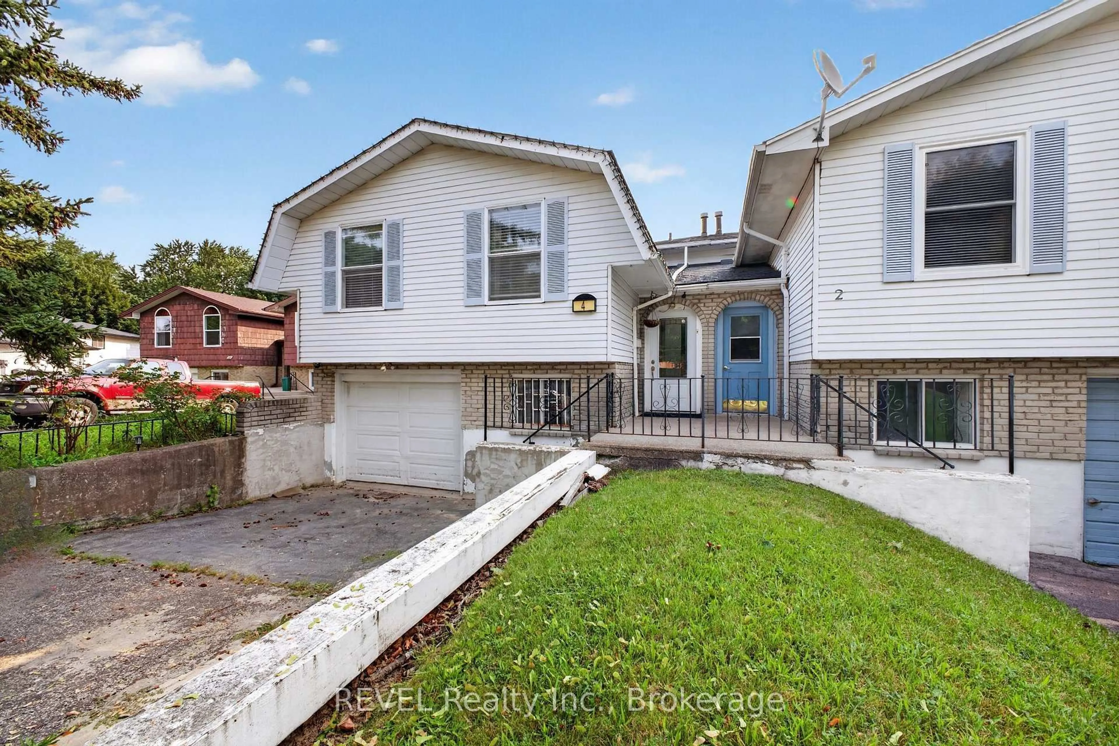 Home with vinyl exterior material, street for 4 Kerwin Gate, St. Catharines Ontario L2N 4J8