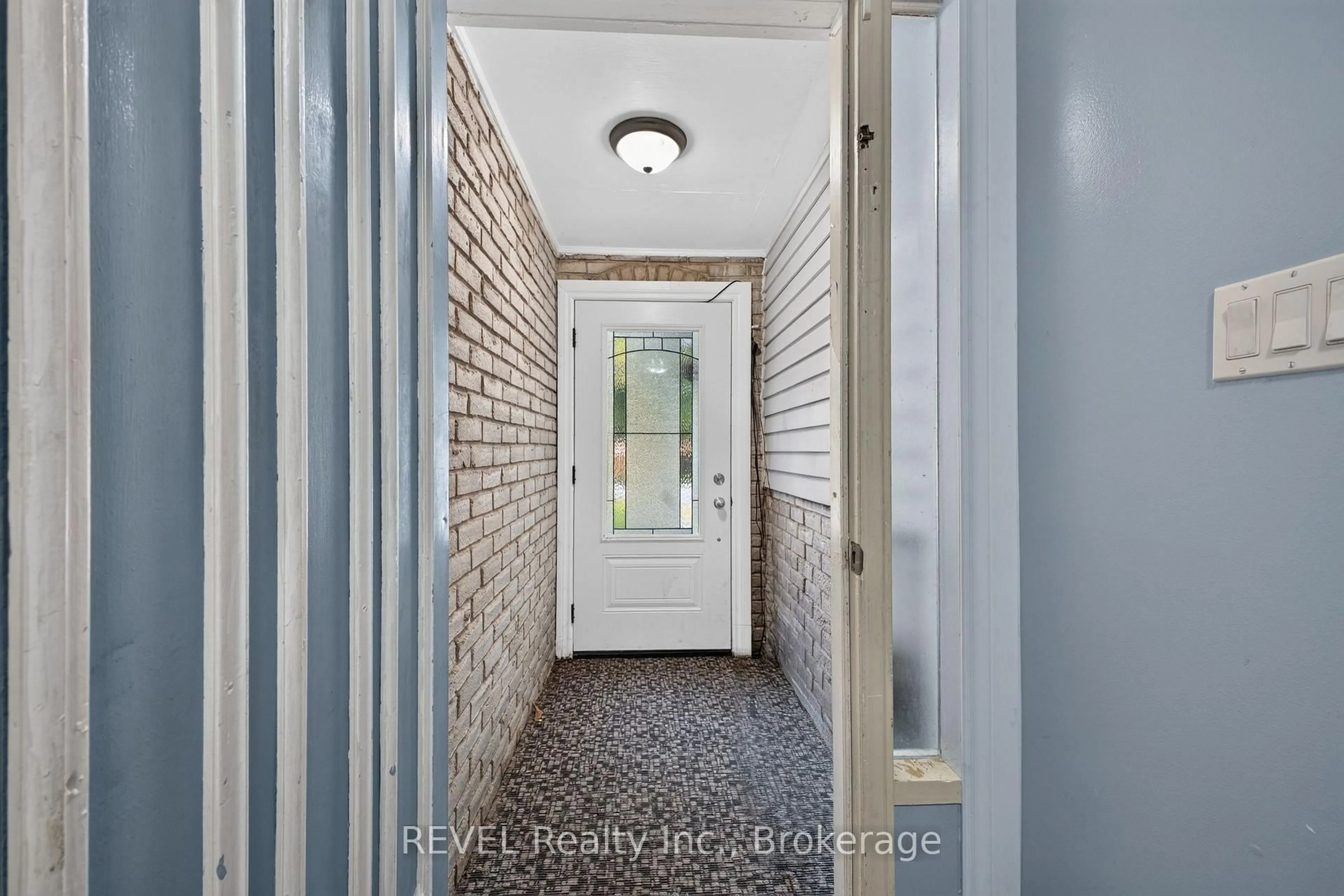 Indoor entryway for 4 Kerwin Gate, St. Catharines Ontario L2N 4J8