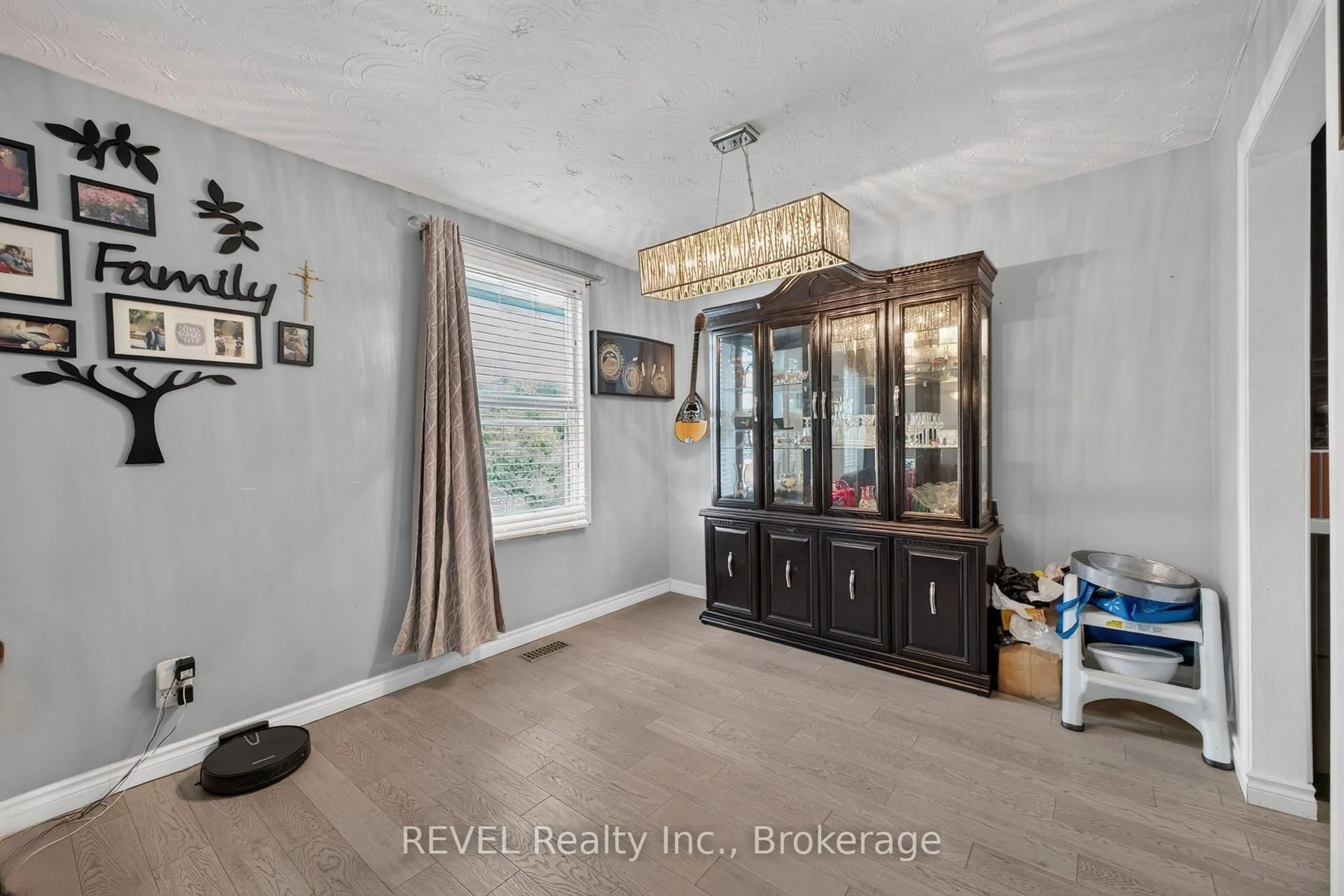 Indoor entryway for 4 Kerwin Gate, St. Catharines Ontario L2N 4J8