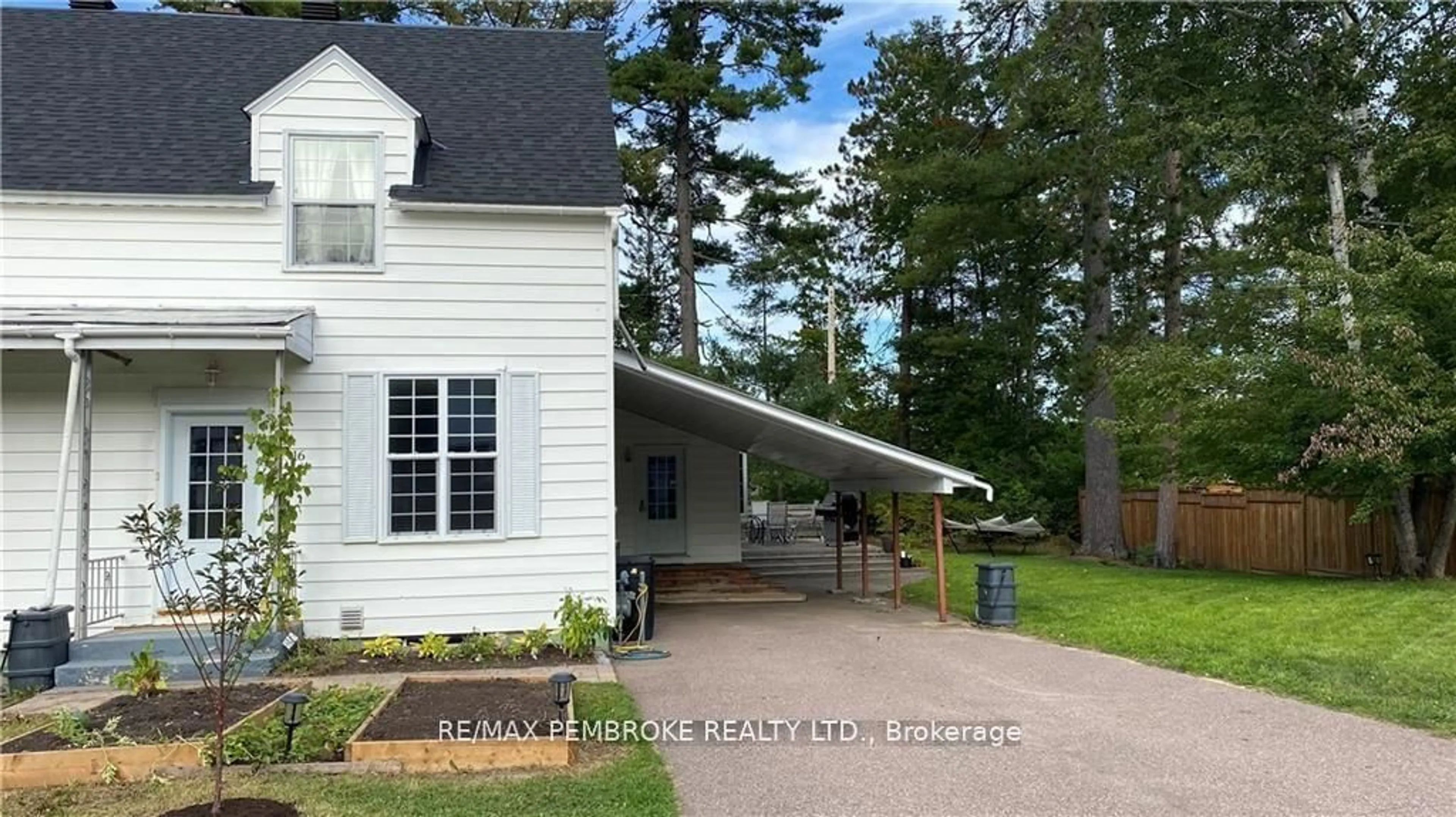 Home with vinyl exterior material, unknown for 16 Wolfe Ave, Deep River Ontario K0J 1P0