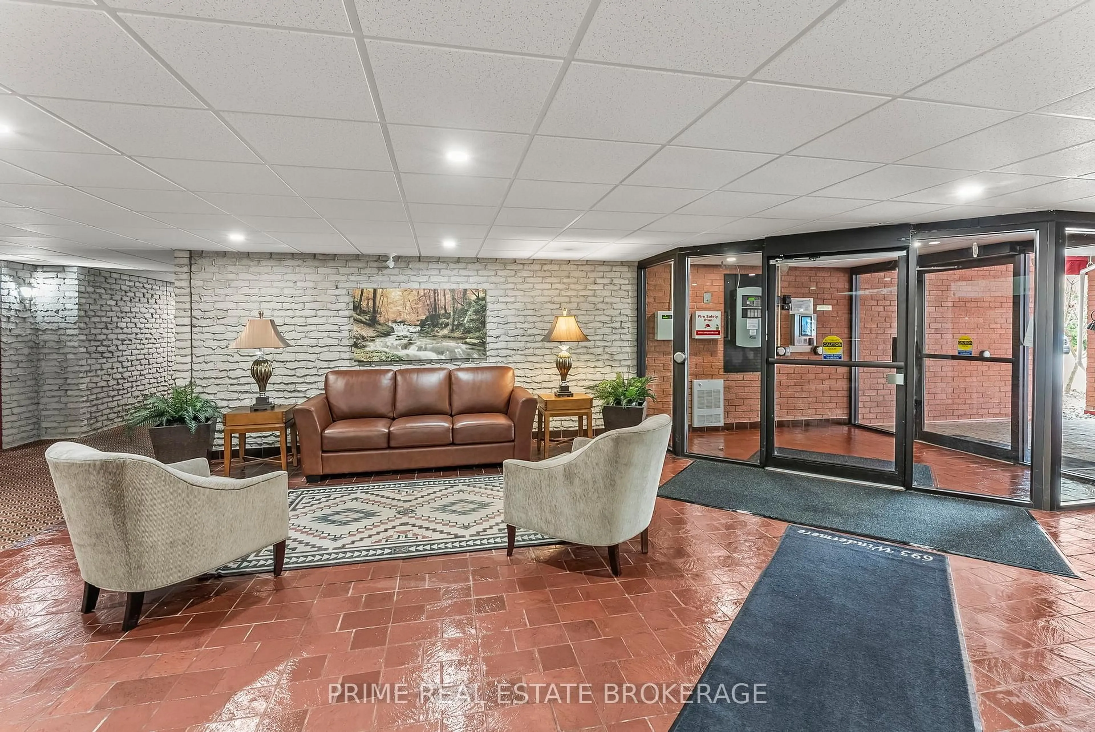 Indoor foyer for 693 Windermere Rd #204, London North Ontario N5X 2P1