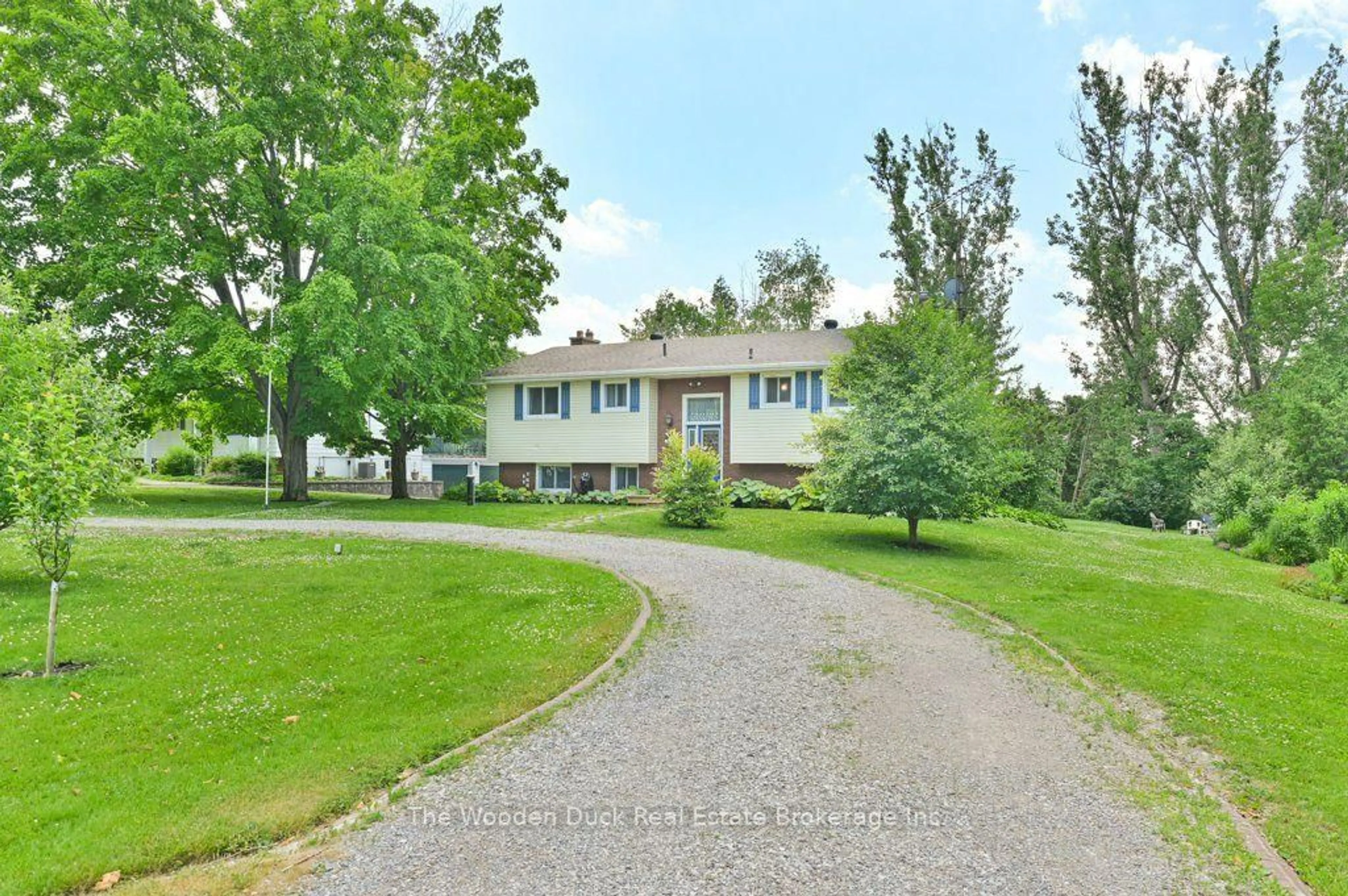A pic from outside/outdoor area/front of a property/back of a property/a pic from drone, street for 7 Kerry Circ, Selwyn Ontario K0L 1T0