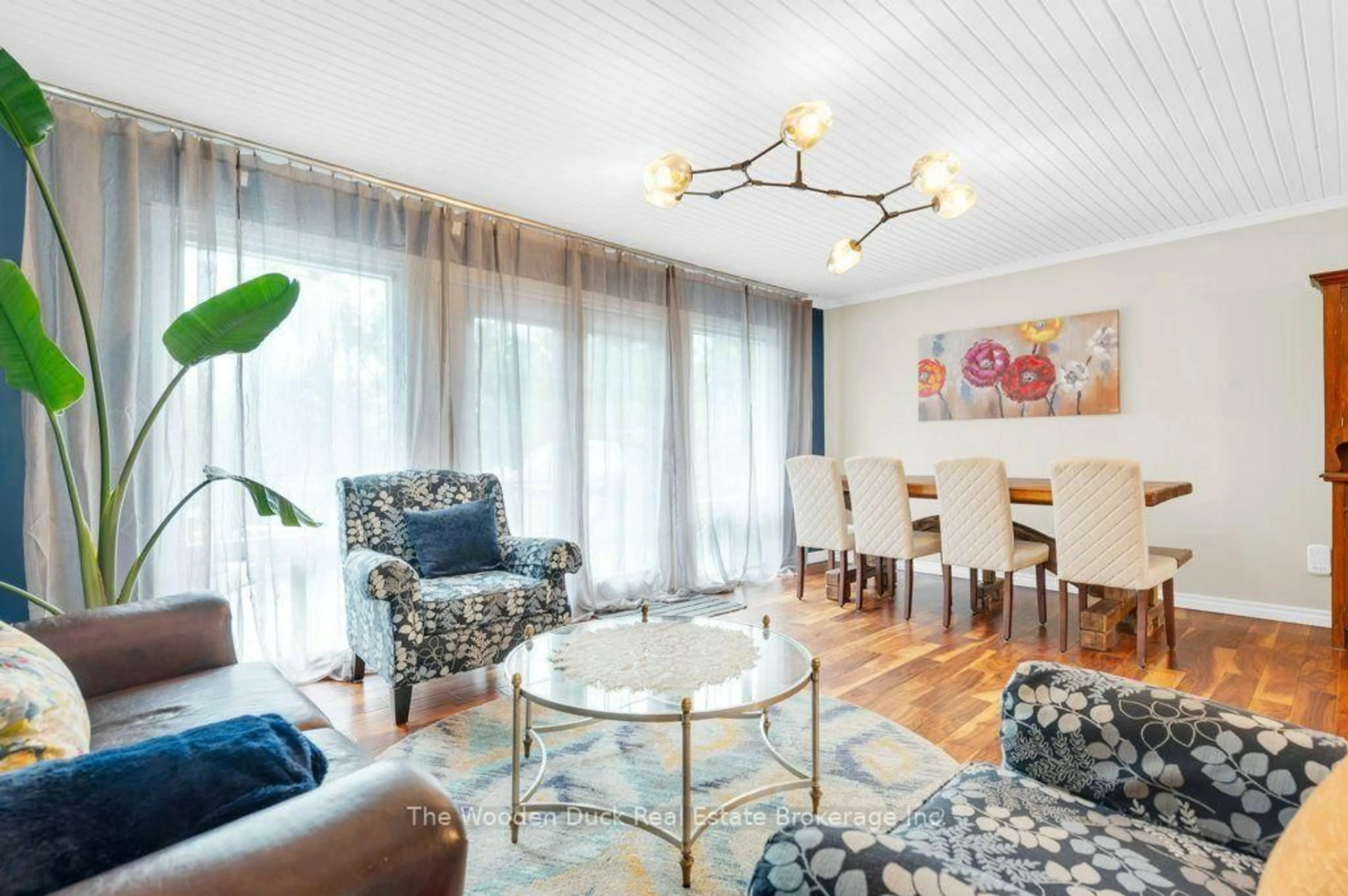 Living room with furniture, wood/laminate floor for 7 Kerry Circ, Selwyn Ontario K0L 1T0
