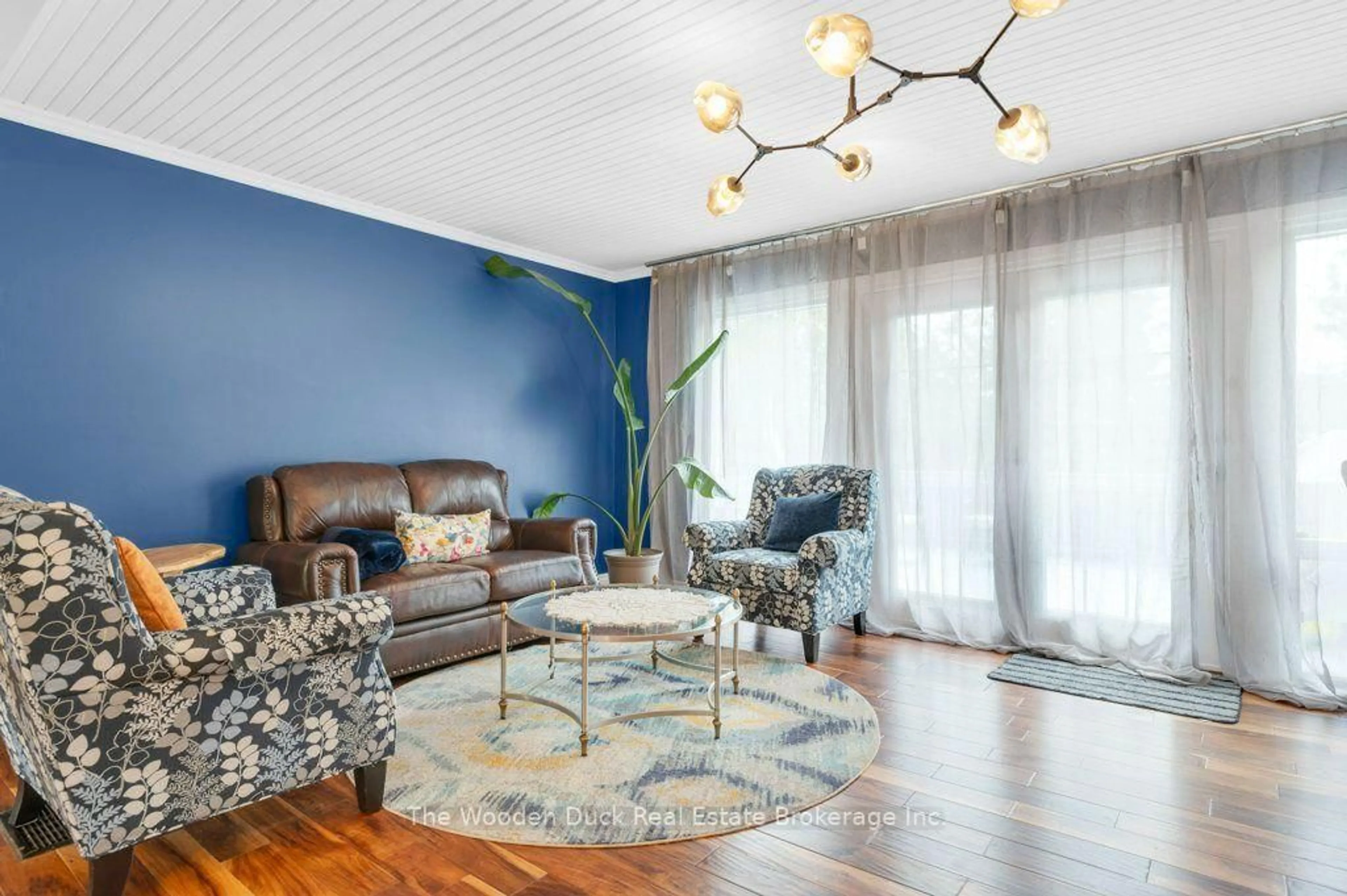 Living room with furniture, wood/laminate floor for 7 Kerry Circ, Selwyn Ontario K0L 1T0