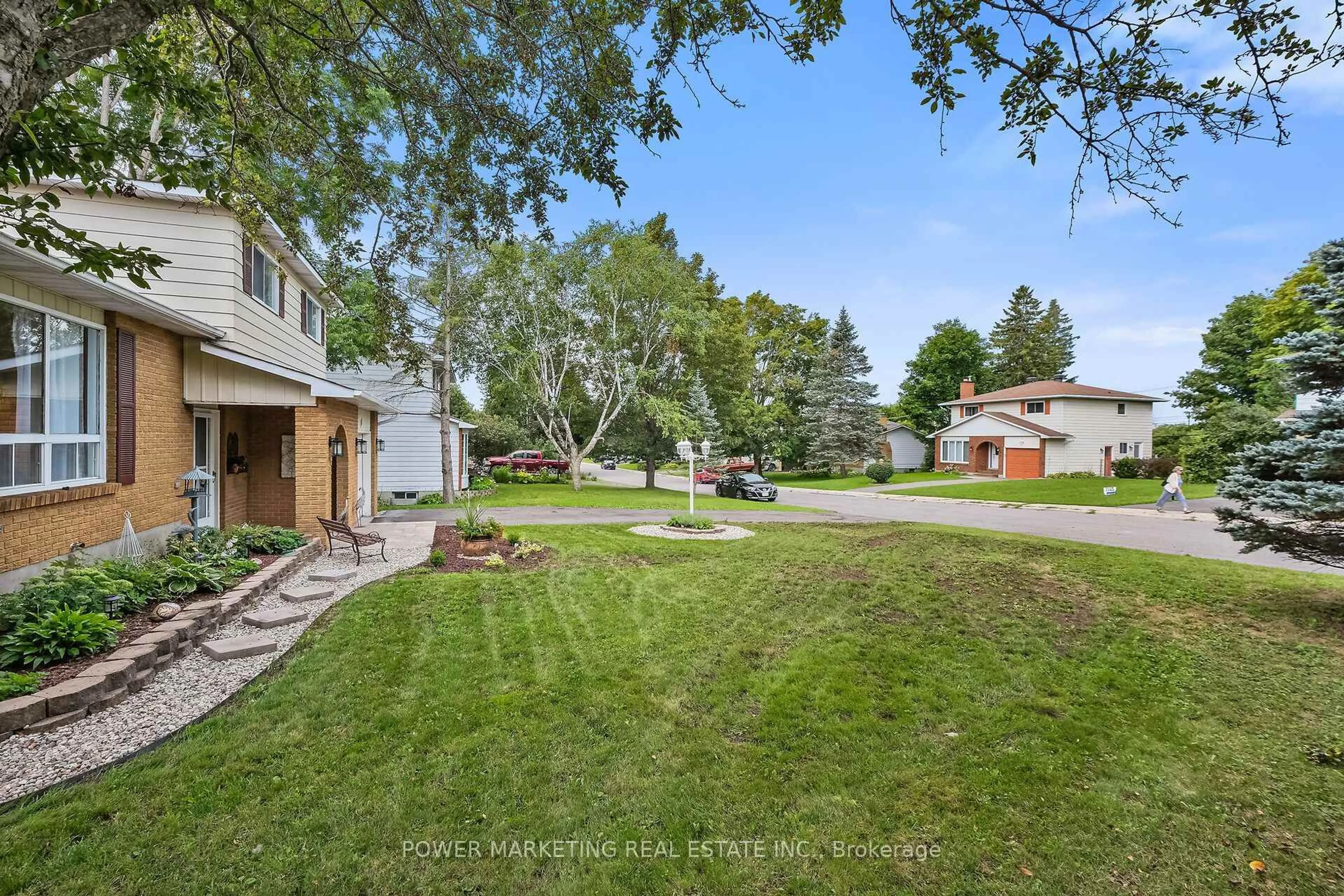 A pic from outside/outdoor area/front of a property/back of a property/a pic from drone, street for 18 GALE St, Almonte Ontario K0A 1A0