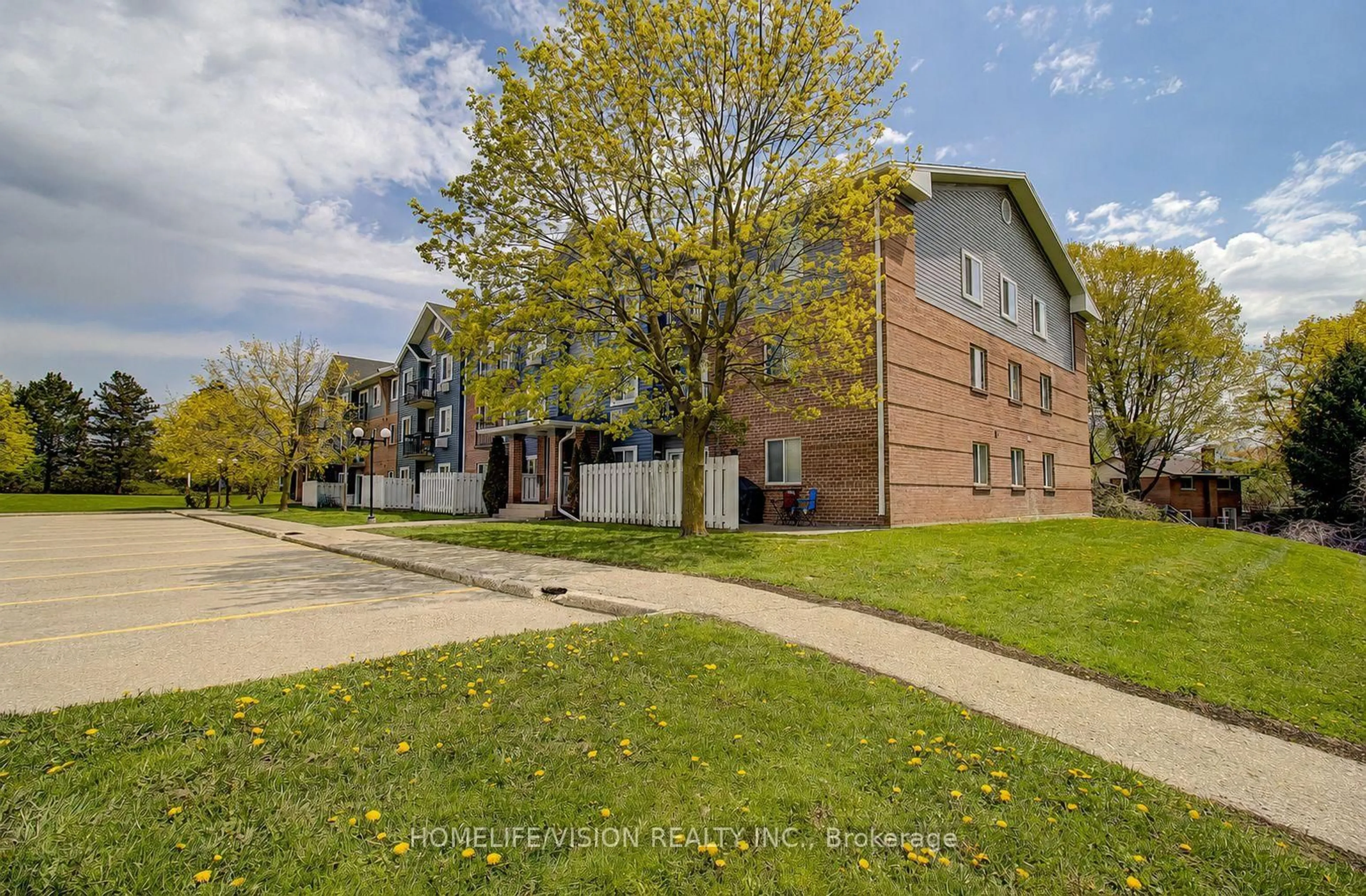 A pic from outside/outdoor area/front of a property/back of a property/a pic from drone, street for 271 Eiwo Crt #310, Waterloo Ontario N2K 2M8