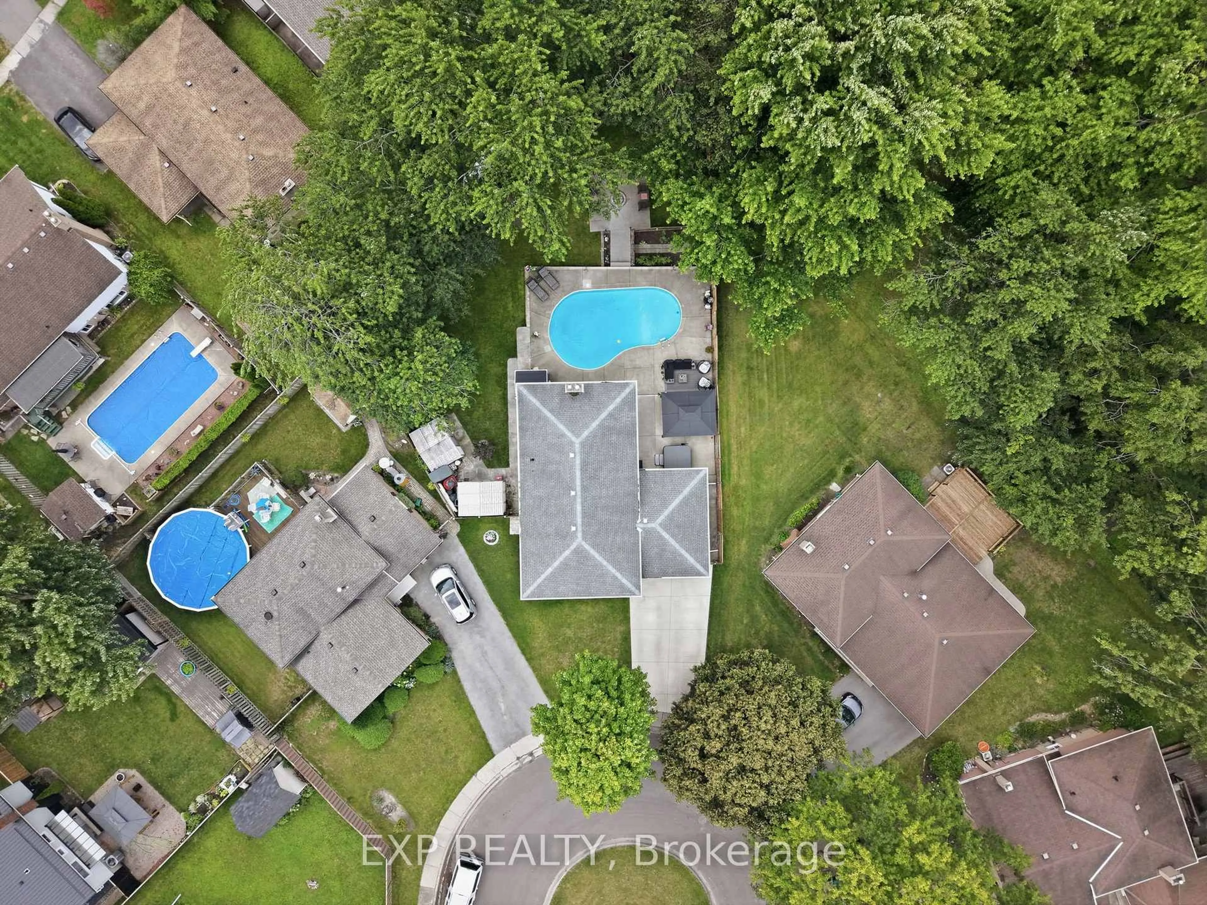A pic from outside/outdoor area/front of a property/back of a property/a pic from drone, unknown for 14 Apple Crt, Welland Ontario L3C 6B7