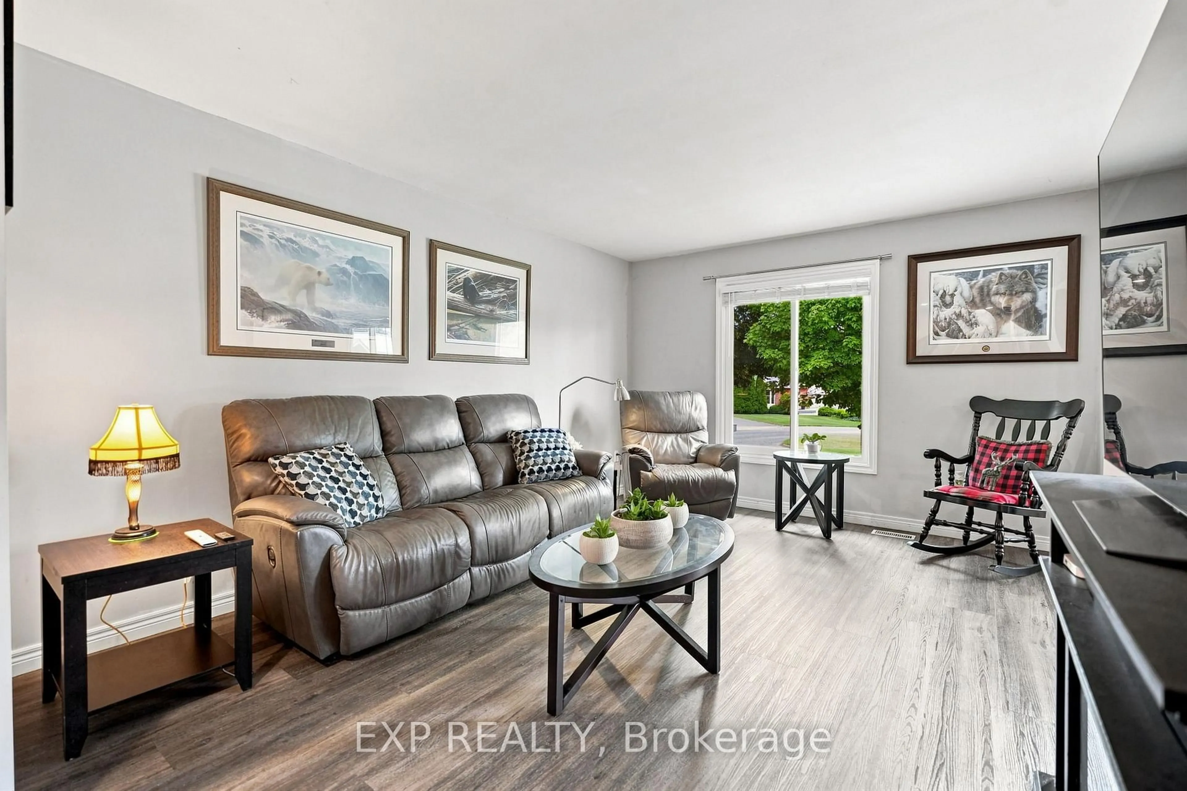 Living room with furniture, unknown for 14 Apple Crt, Welland Ontario L3C 6B7