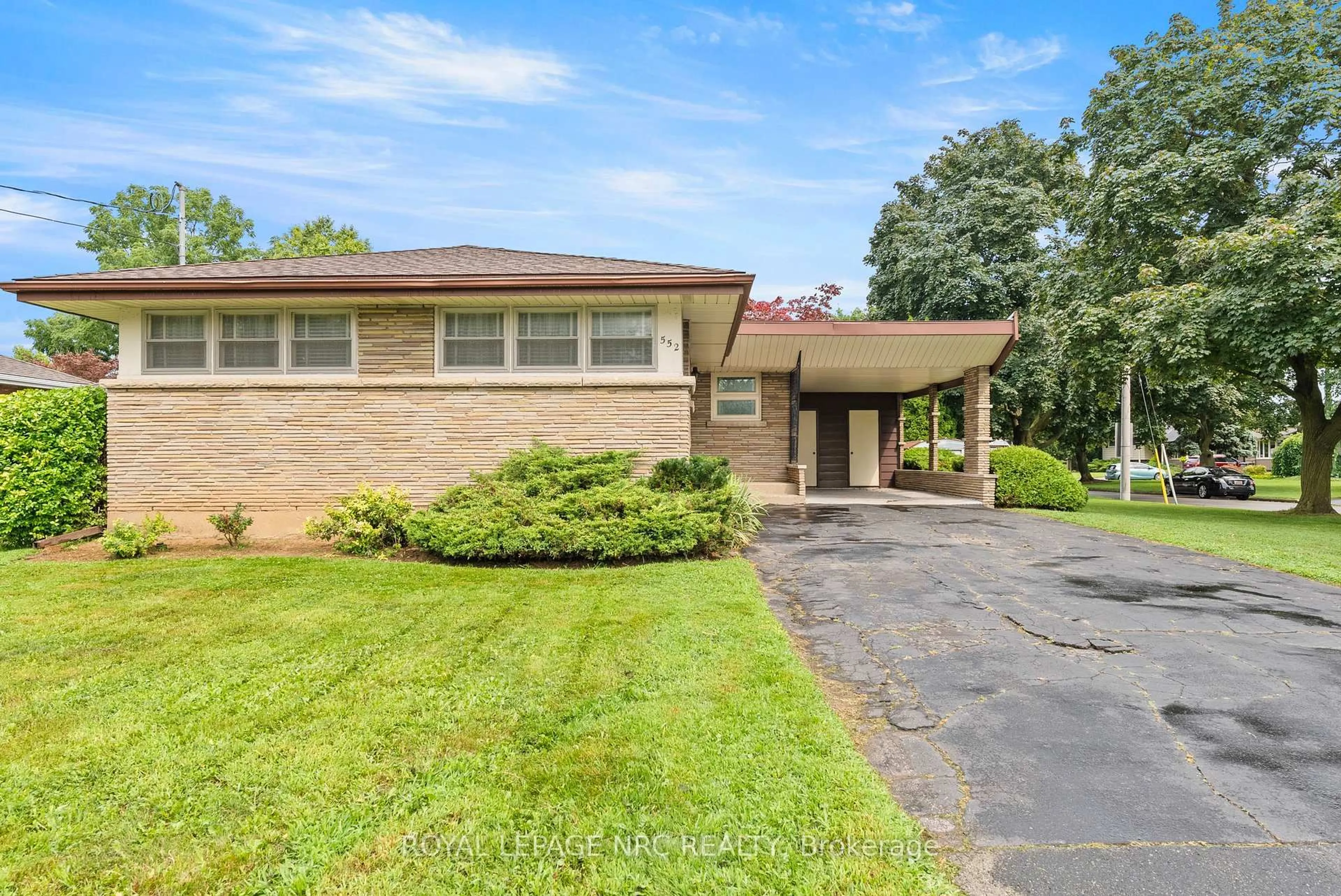 Home with brick exterior material, street for 552 Bunting Rd, St. Catharines Ontario L2M 3A5