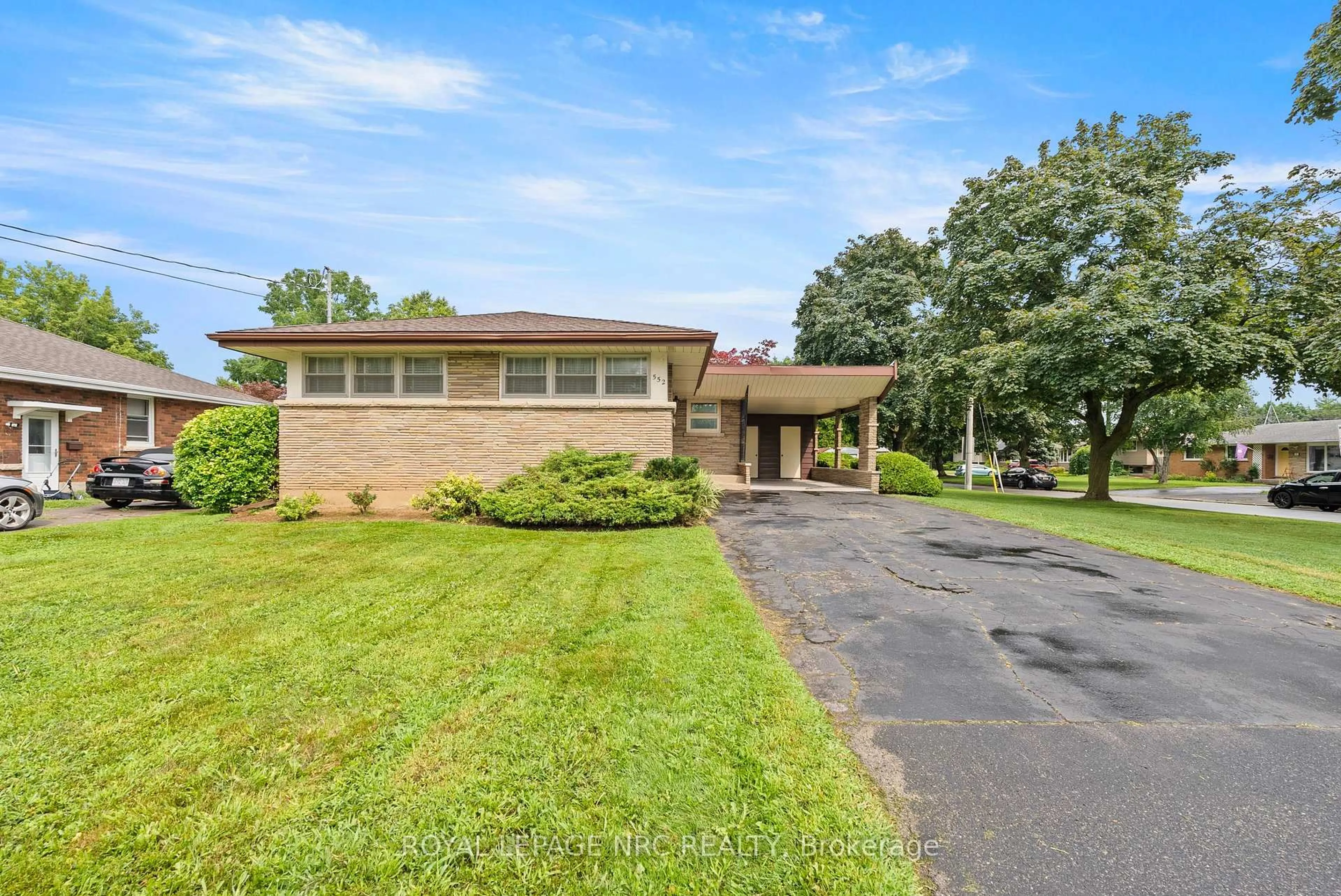 Home with brick exterior material, street for 552 Bunting Rd, St. Catharines Ontario L2M 3A5