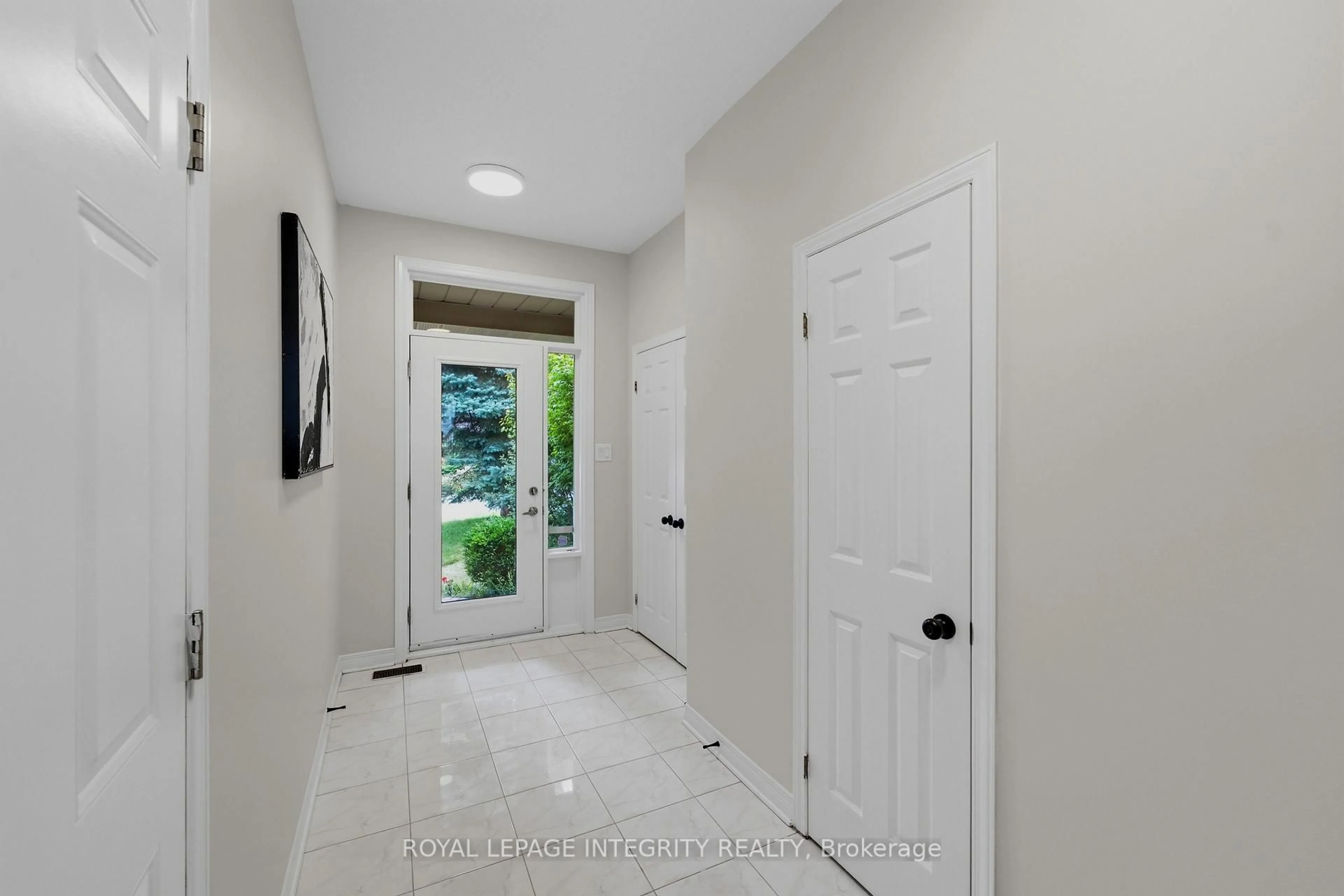 Indoor entryway for 20 Redding Way, Ottawa Ontario K2G 6C2