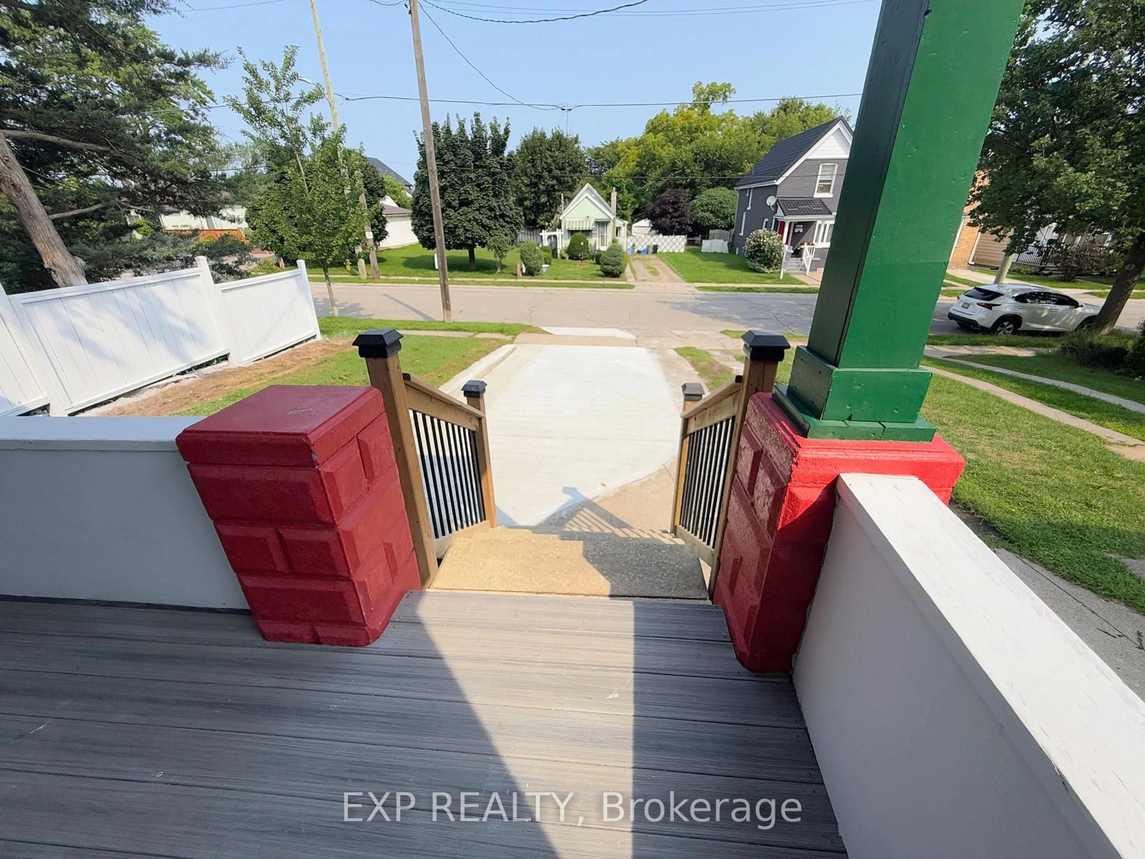 A pic from outside/outdoor area/front of a property/back of a property/a pic from drone, unknown for 1025 York St, London East Ontario N5W 2T4