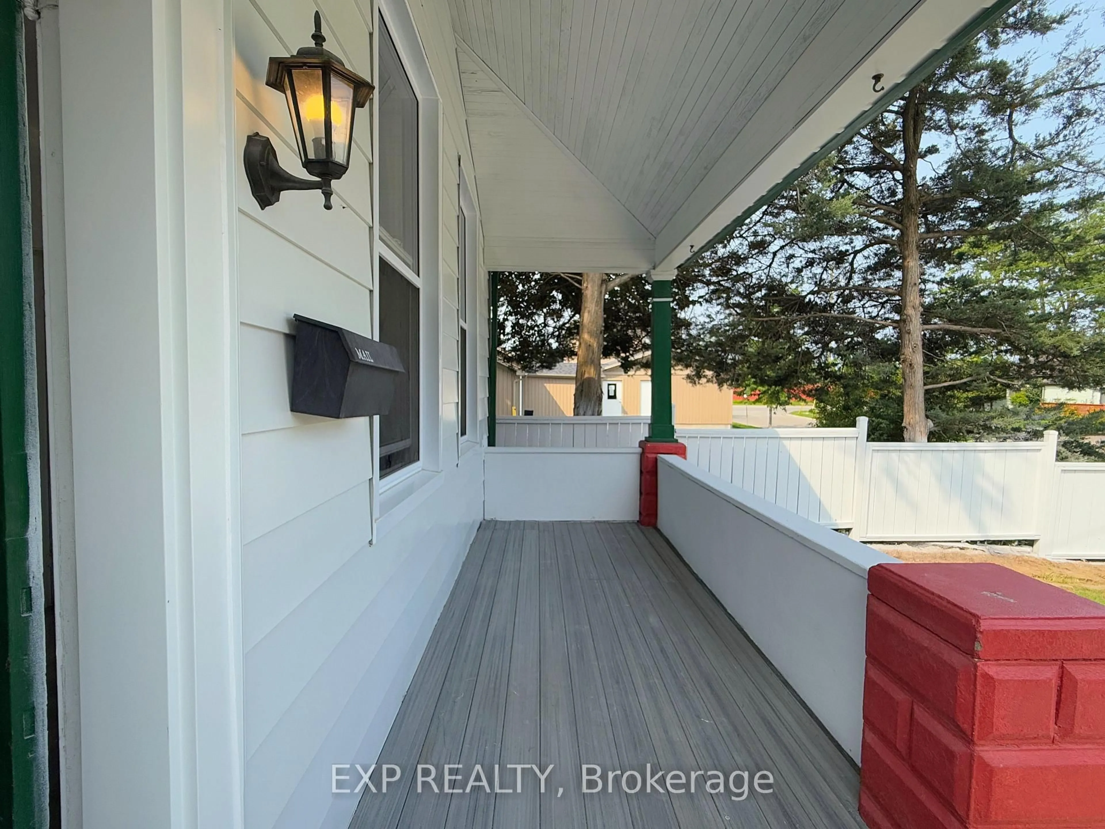Indoor entryway for 1025 York St, London East Ontario N5W 2T4