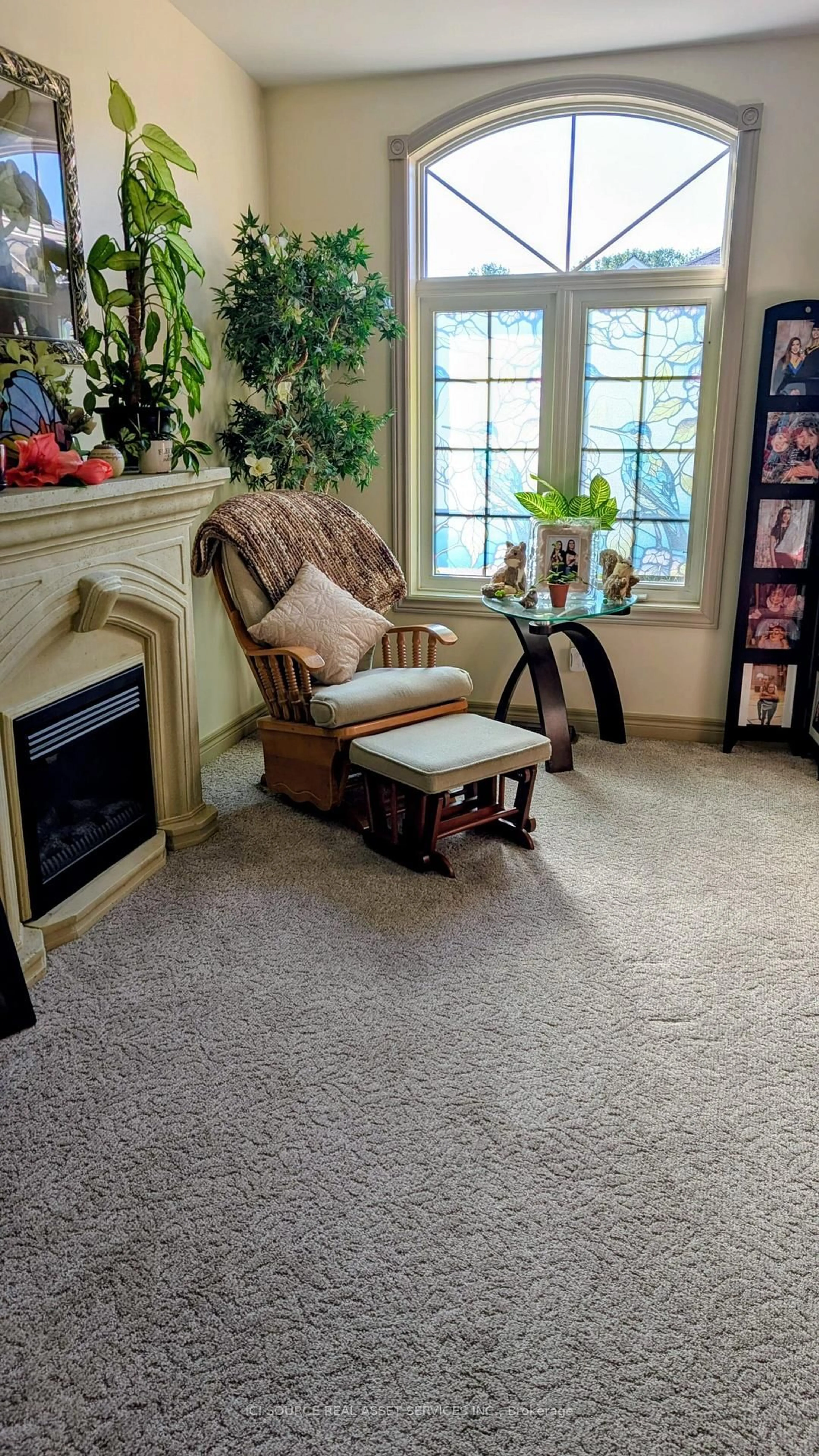 Living room with furniture, carpet floor for 22 Mcintosh Ave, Chatham-Kent Ontario N7M 6M1