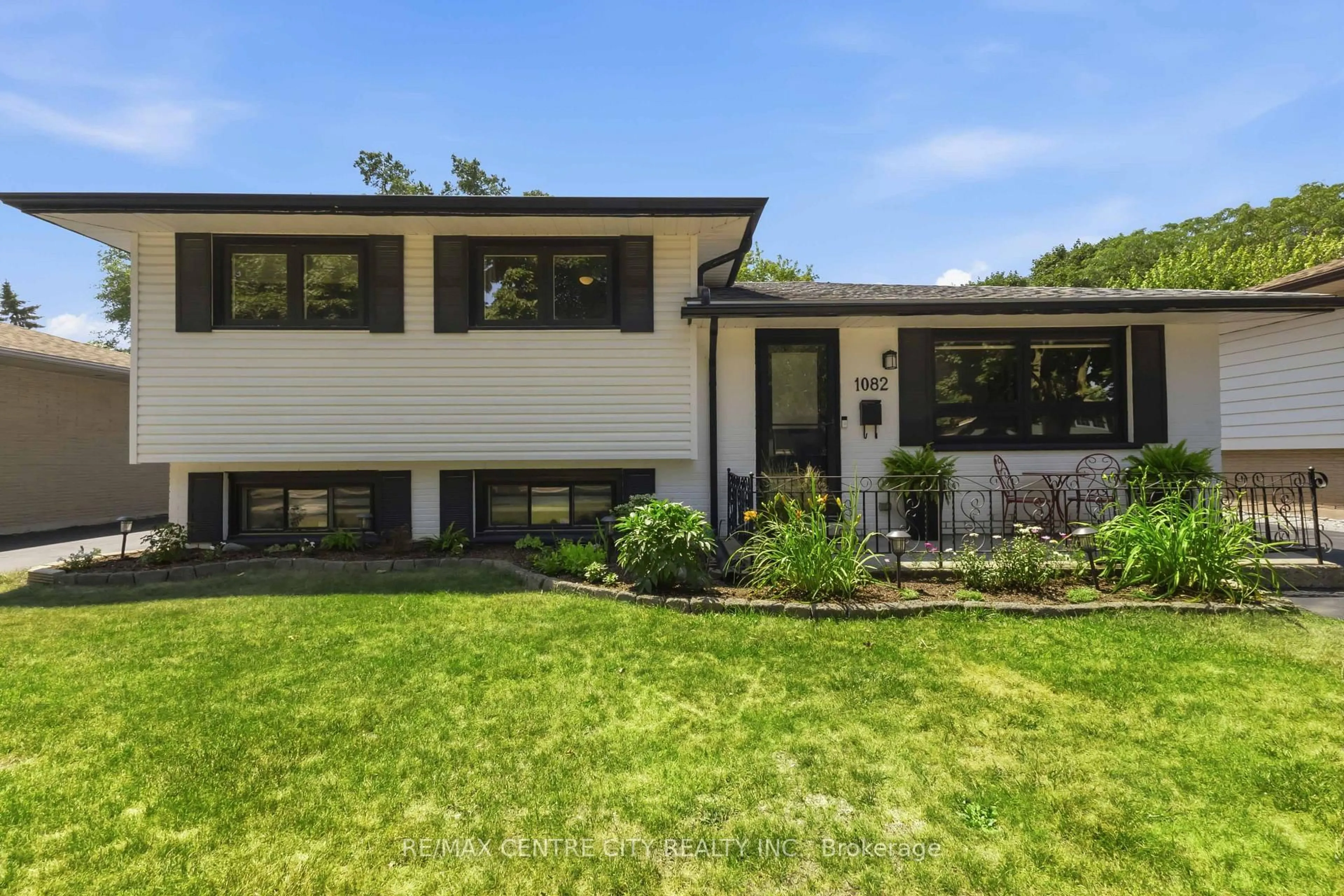 Home with vinyl exterior material, street for 1082 Chippewa Dr, London East Ontario N5V 2T7