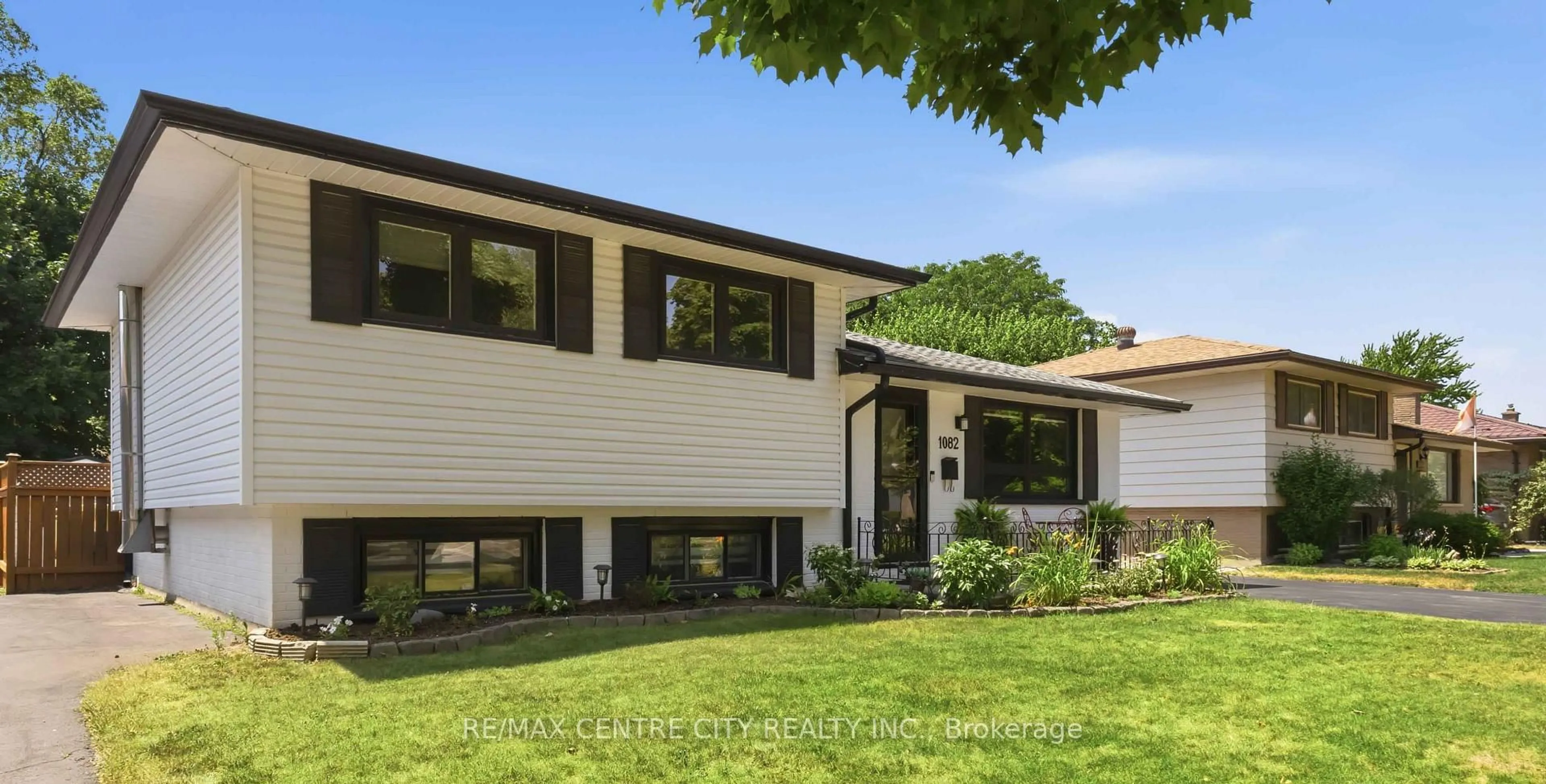 Home with vinyl exterior material, street for 1082 Chippewa Dr, London East Ontario N5V 2T7