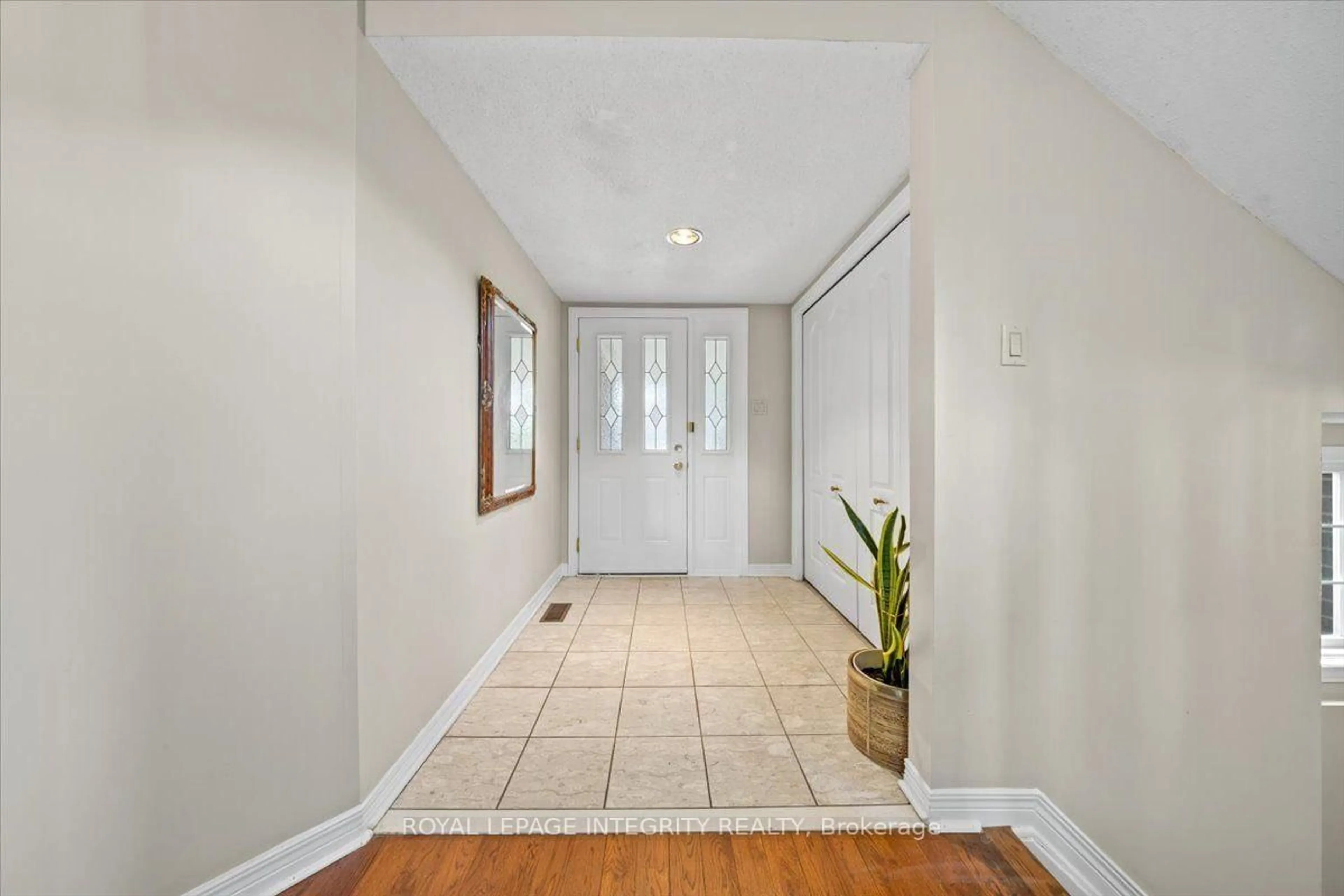 Indoor entryway for 1 Strathbury St, Ottawa Ontario K2G 5M9