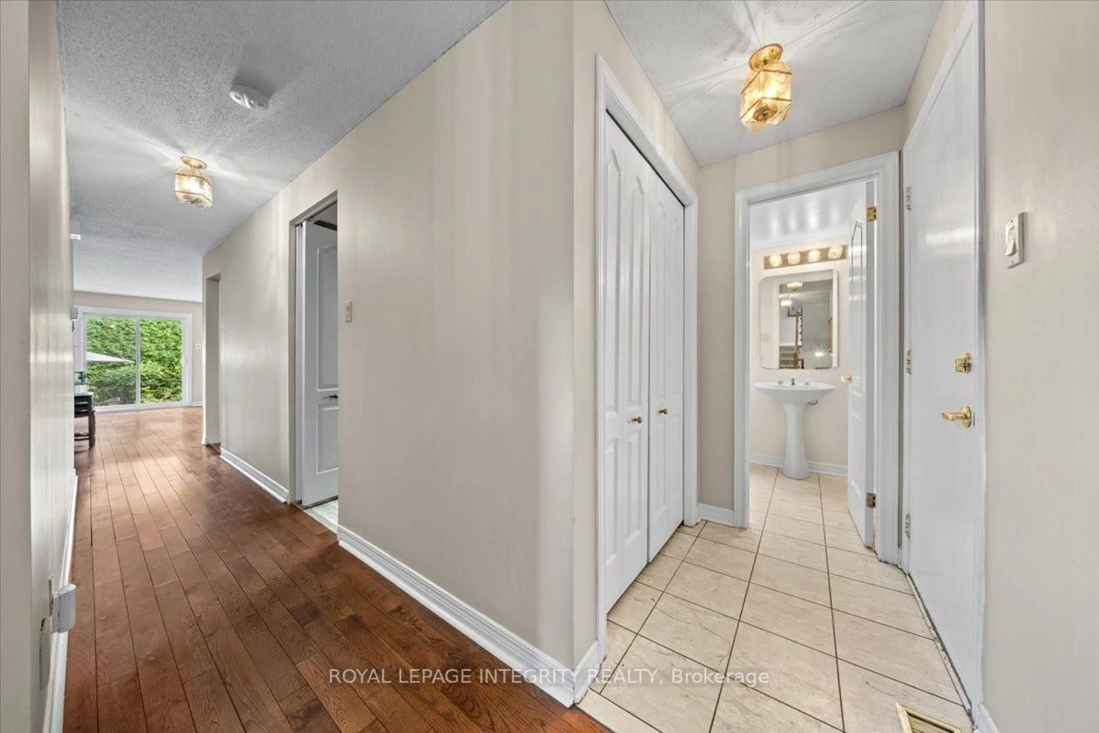 Indoor entryway for 1 Strathbury St, Ottawa Ontario K2G 5M9