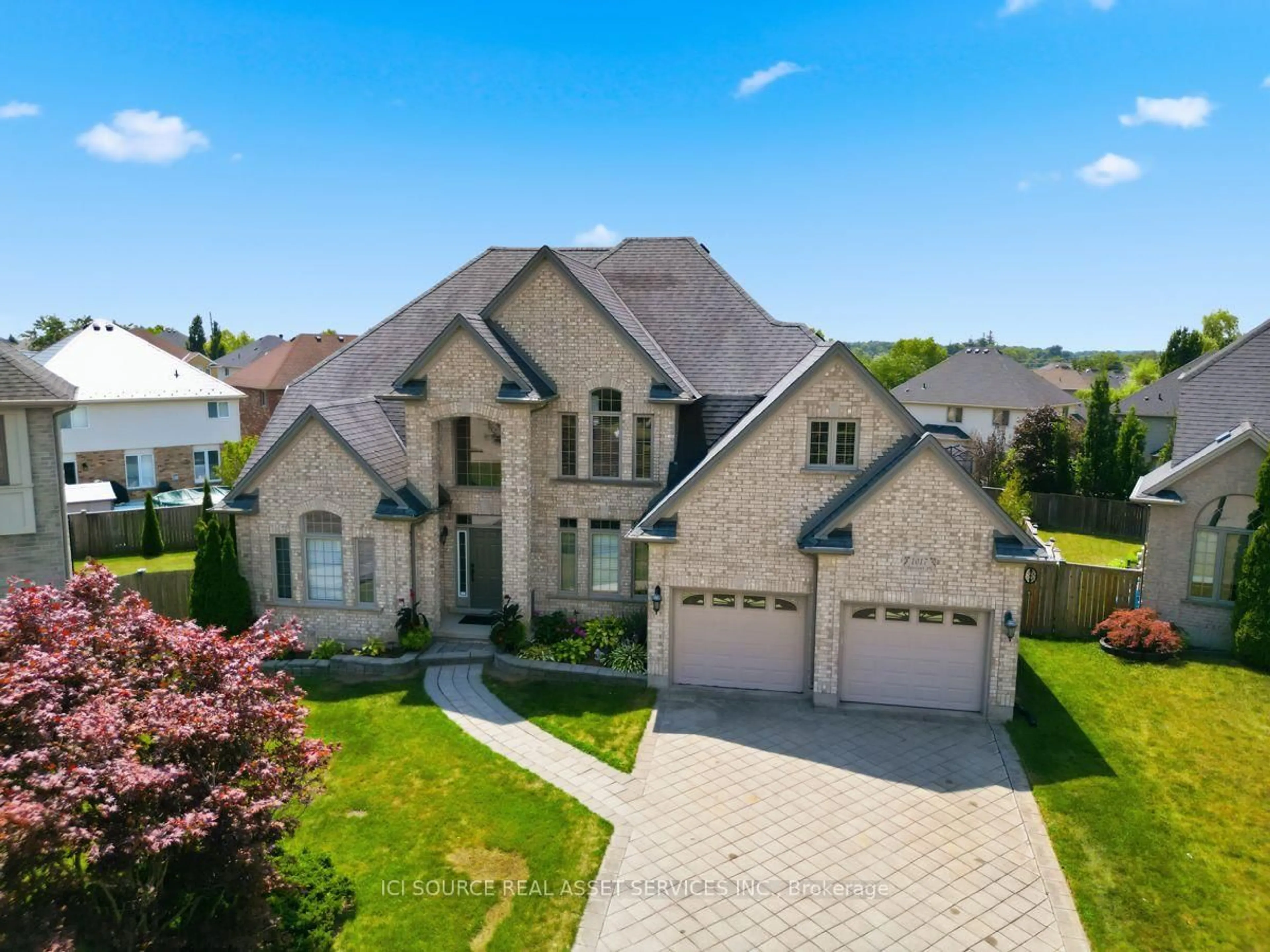 A pic from outside/outdoor area/front of a property/back of a property/a pic from drone, street for 1017 Apricot Pl, London South Ontario N6K 5A5