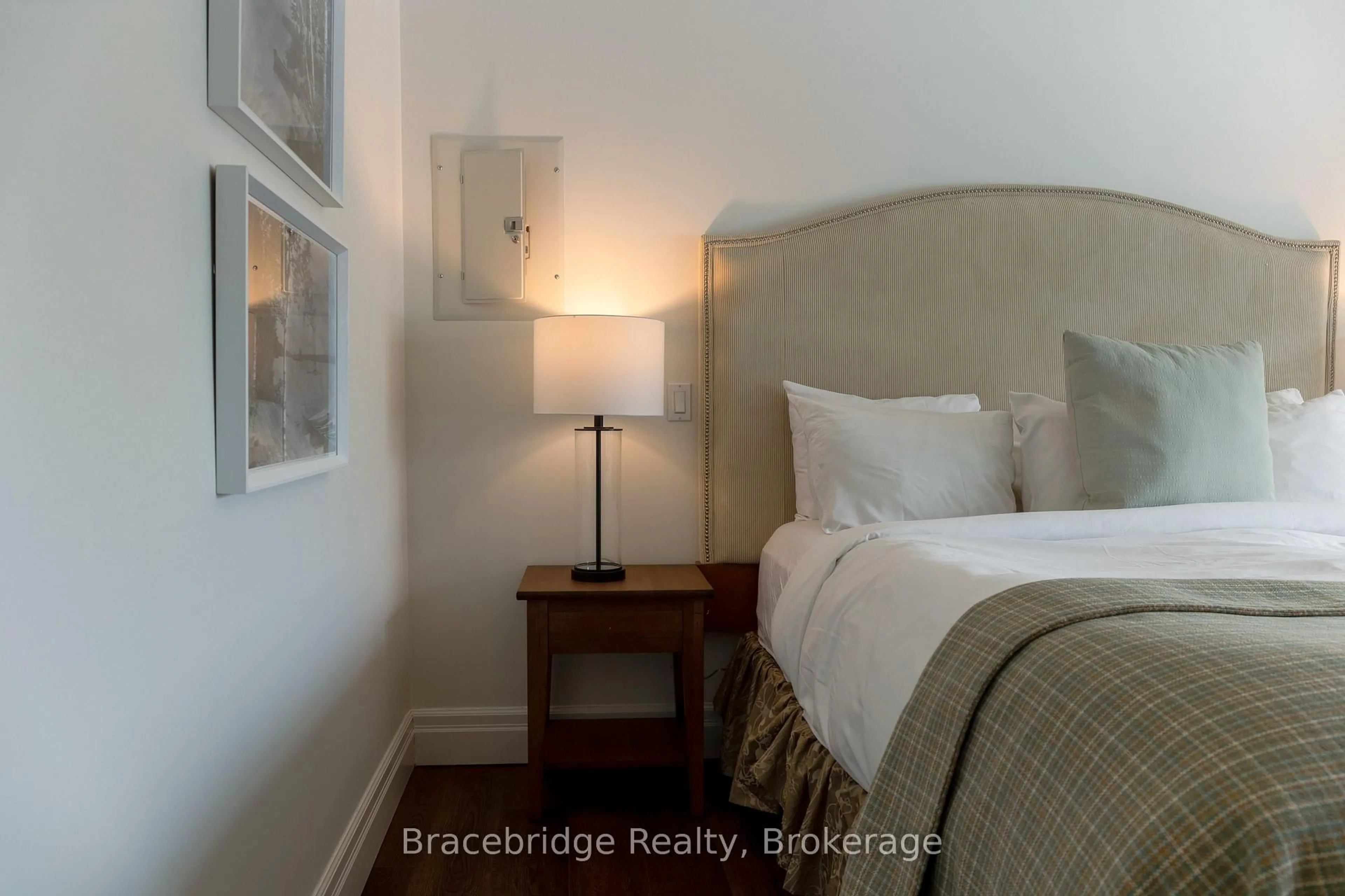 Bedroom with bed, unknown for 1869 Muskoka Rd 118 Highway #L207- B2, Muskoka Lakes Ontario P1L 1W8