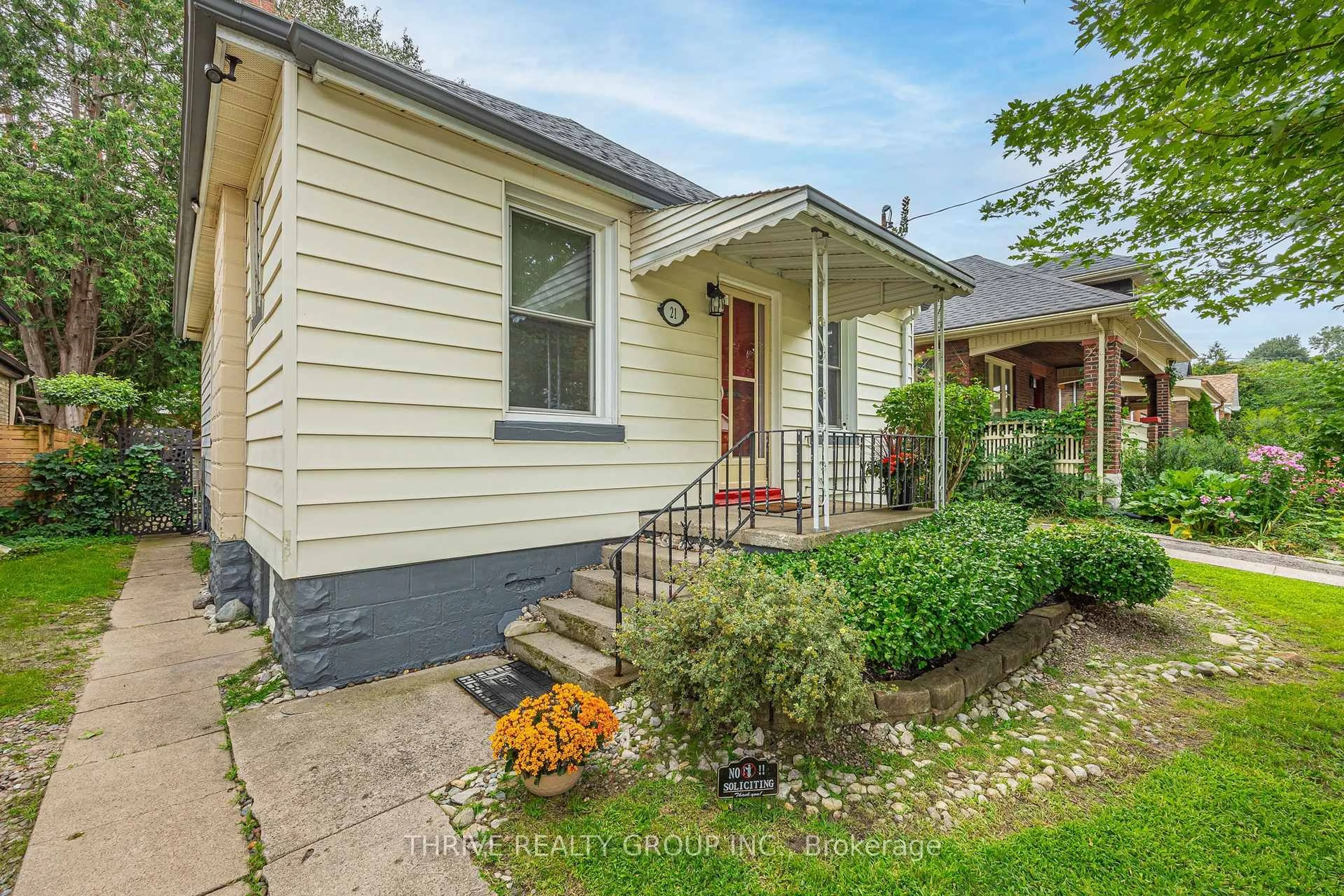 Home with vinyl exterior material, street for 21 Wolseley Ave, London East Ontario N5Y 2K7