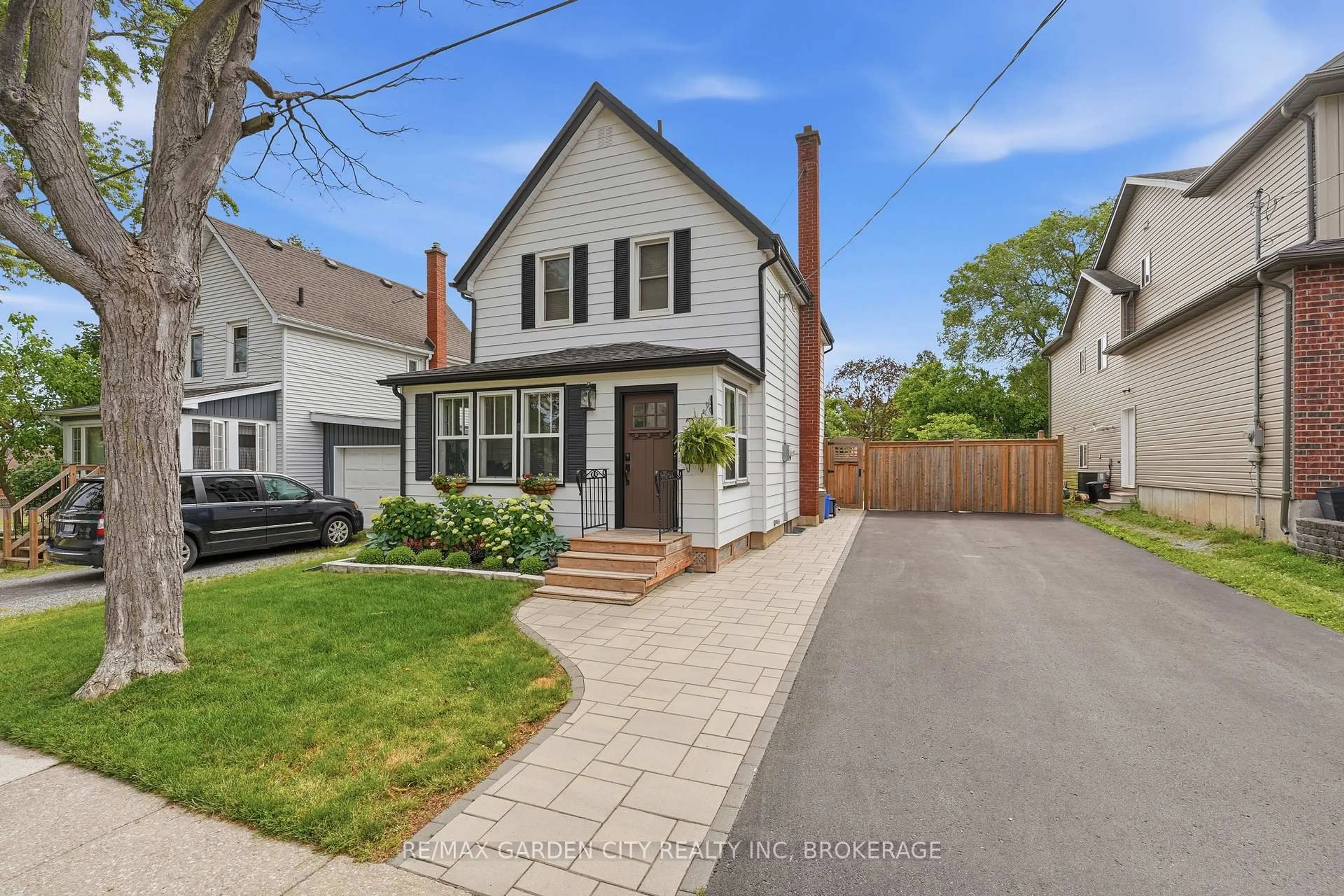 Home with brick exterior material, street for 26 Carleton St, Thorold Ontario L2V 2A4
