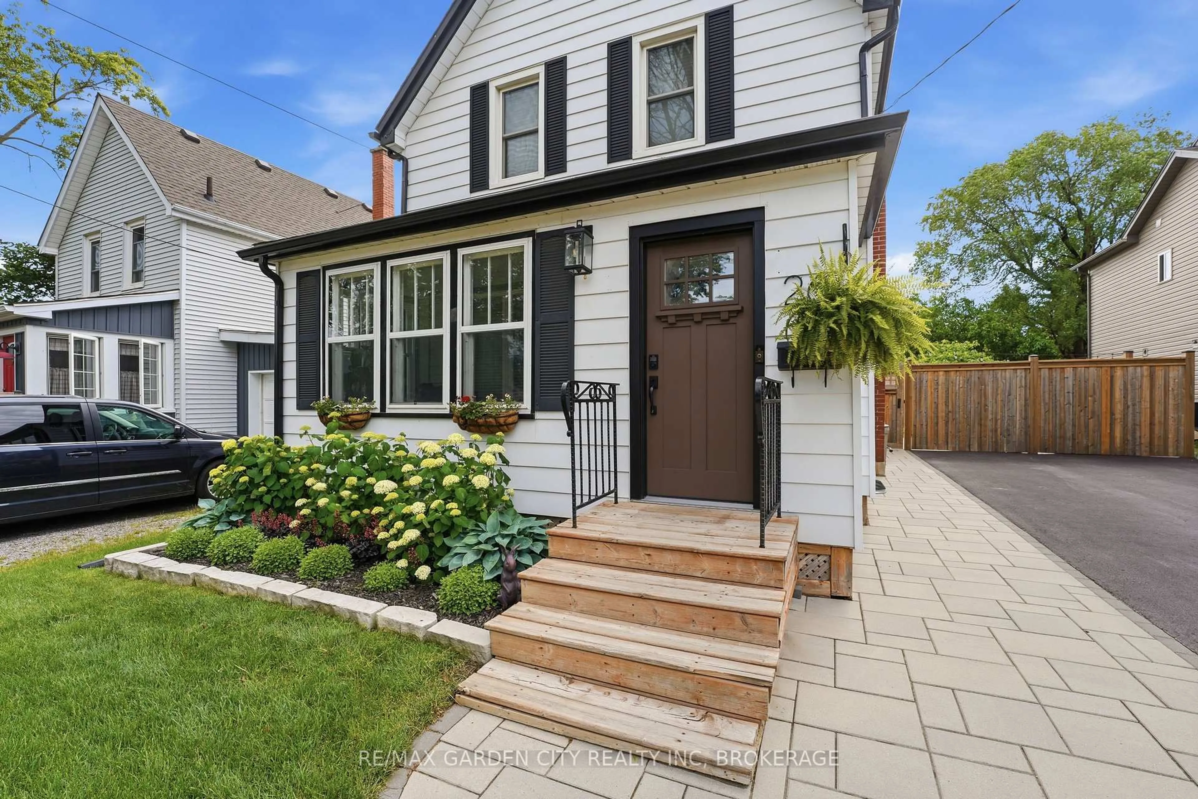 Home with brick exterior material, street for 26 Carleton St, Thorold Ontario L2V 2A4